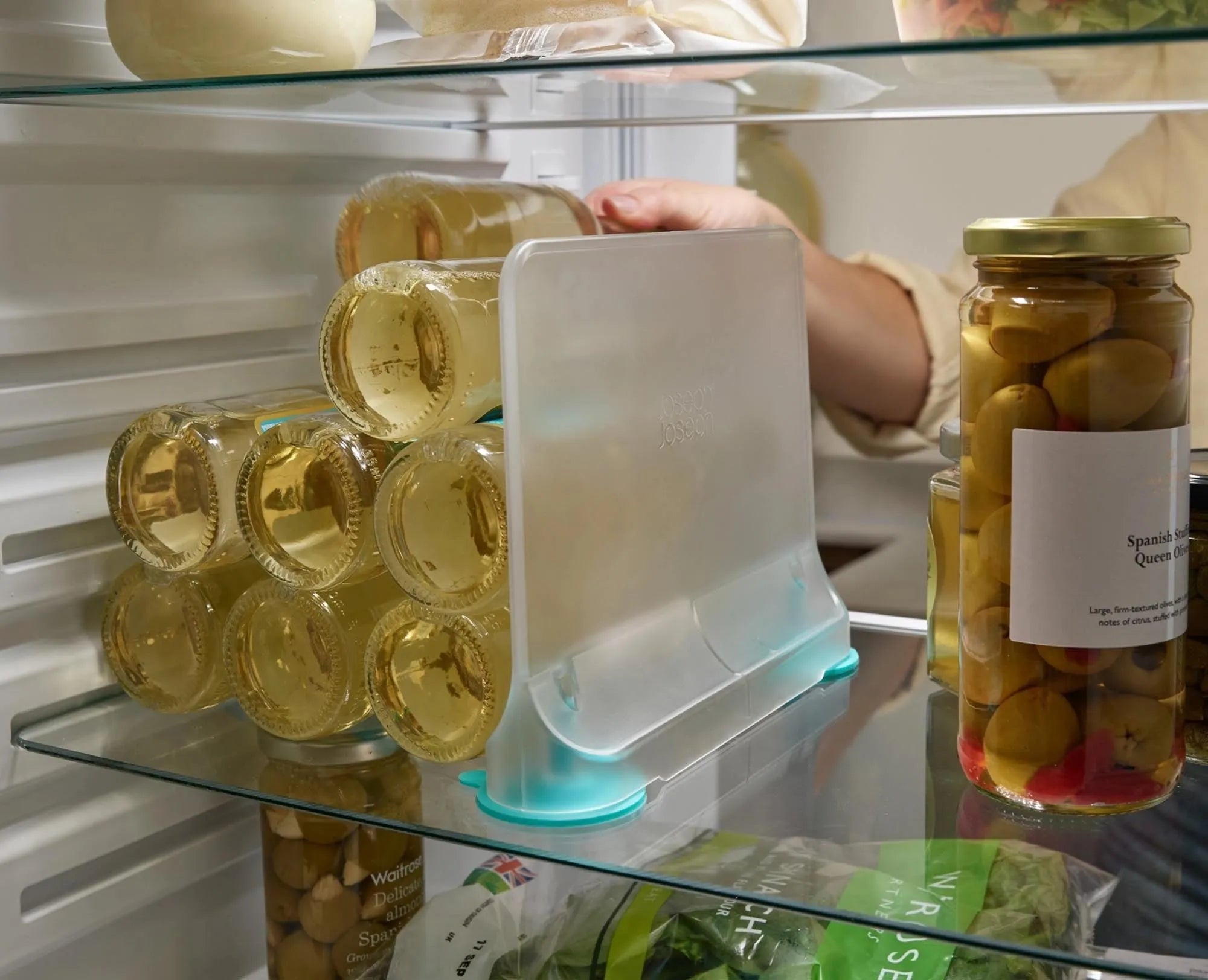 Effiziente Kühlschrankorganisation mit der FridgeStore Trennwand.