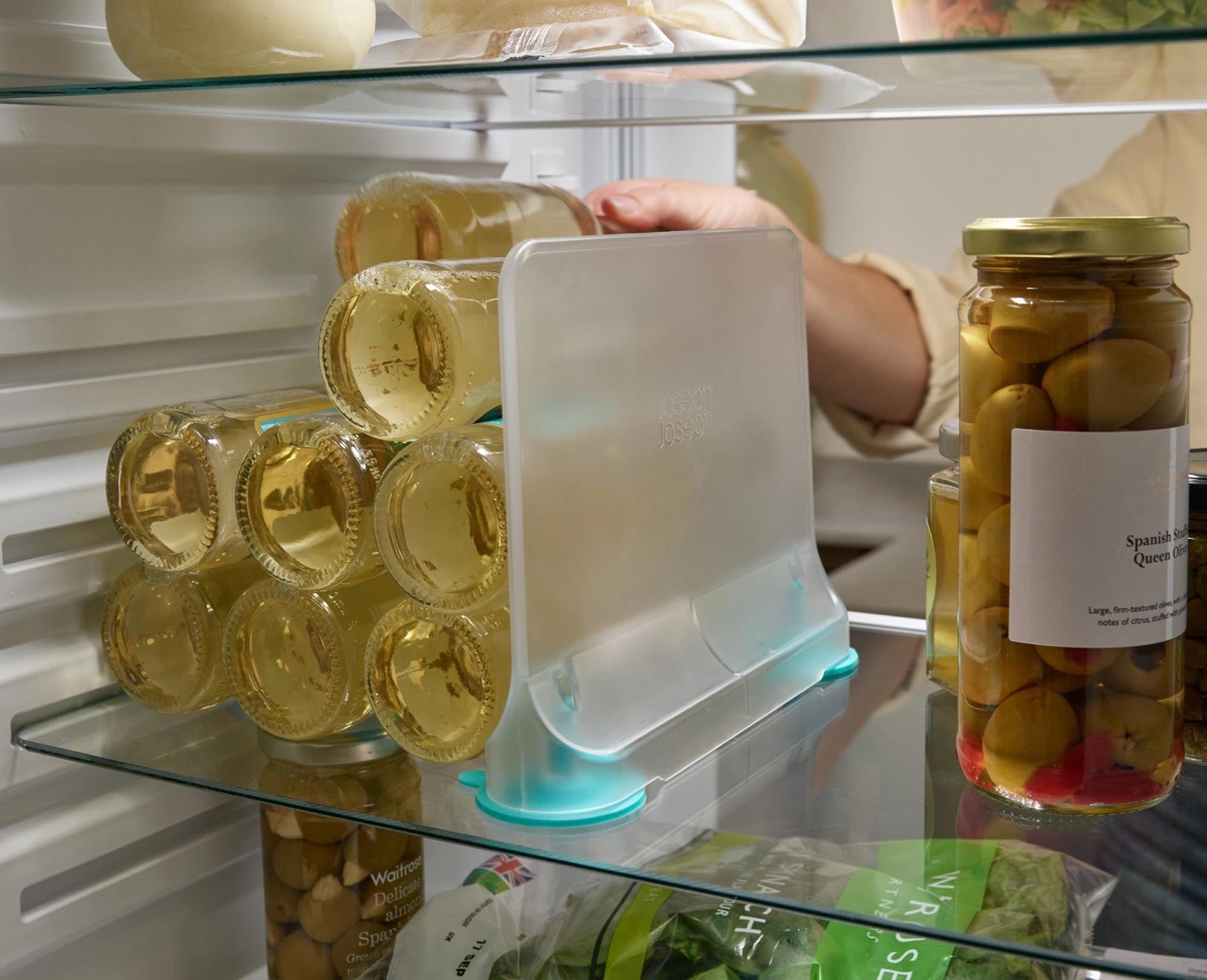 Optimieren Sie Ihren Kühlschrank mit der FridgeStore Trennwand von Joseph Joseph – für perfekte Ordnung und schnellen Zugriff auf Lebensmittel.