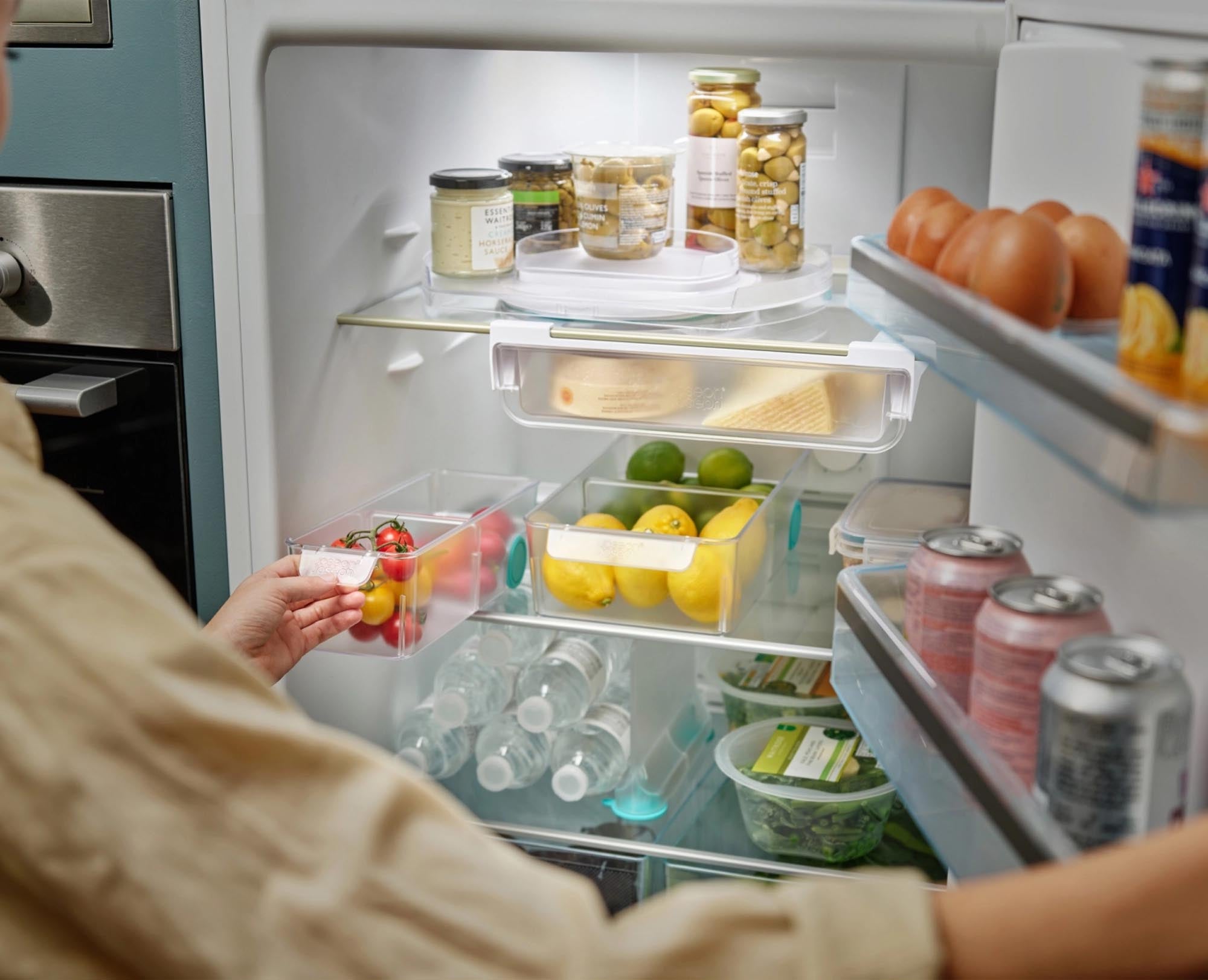 Optimieren Sie Ihren Kühlschrank mit der FridgeStore Trennwand von Joseph Joseph. Perfekt für die effektive Trennung von Lebensmitteln und eine übersichtliche Aufbewahrung.