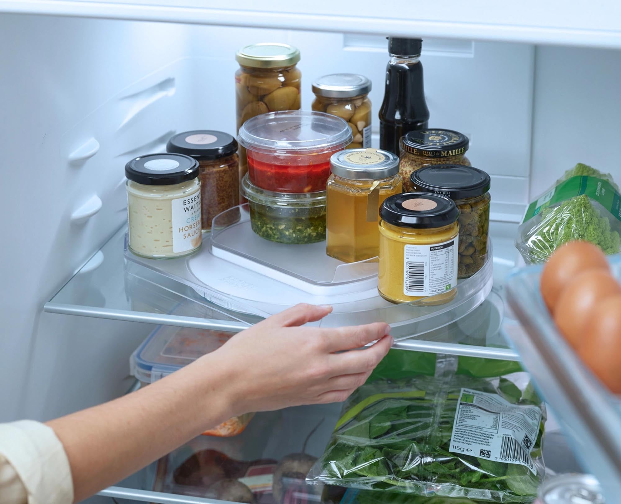 Optimale Kühlschrankorganisation mit dem FridgeStore Karusell von Joseph Joseph. Robustes Design, kompakt und stilvoll für frische Lebensmittel.