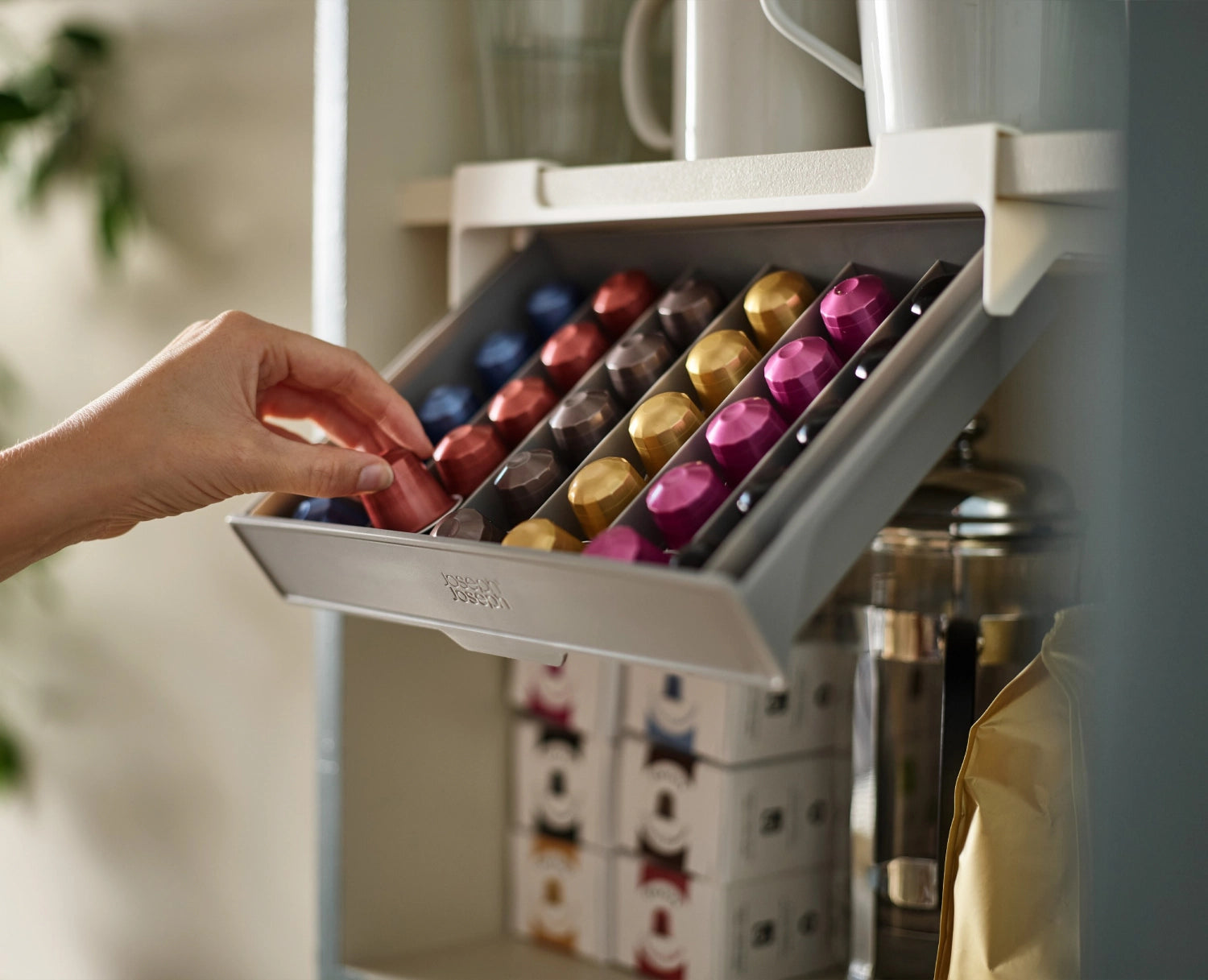 Organisieren Sie Ihre Kaffeekapseln stilvoll mit der CupboardStore Kaffeekapselschublade von Joseph Joseph – platzsparend und elegant!