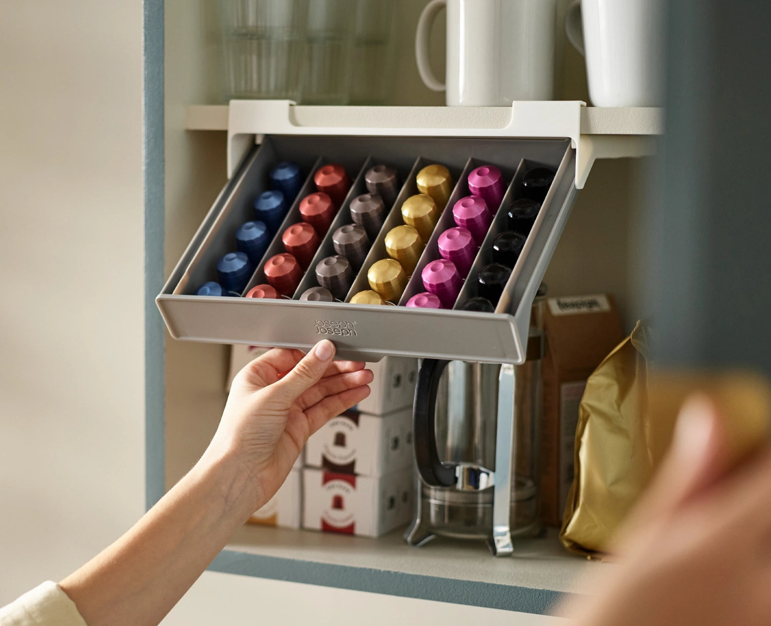 Halten Sie Ihre Kaffeekapseln ordentlich und griffbereit mit der CupboardStore Kaffeekapselschublade von Joseph Joseph – die perfekte Lösung für jede Küche!