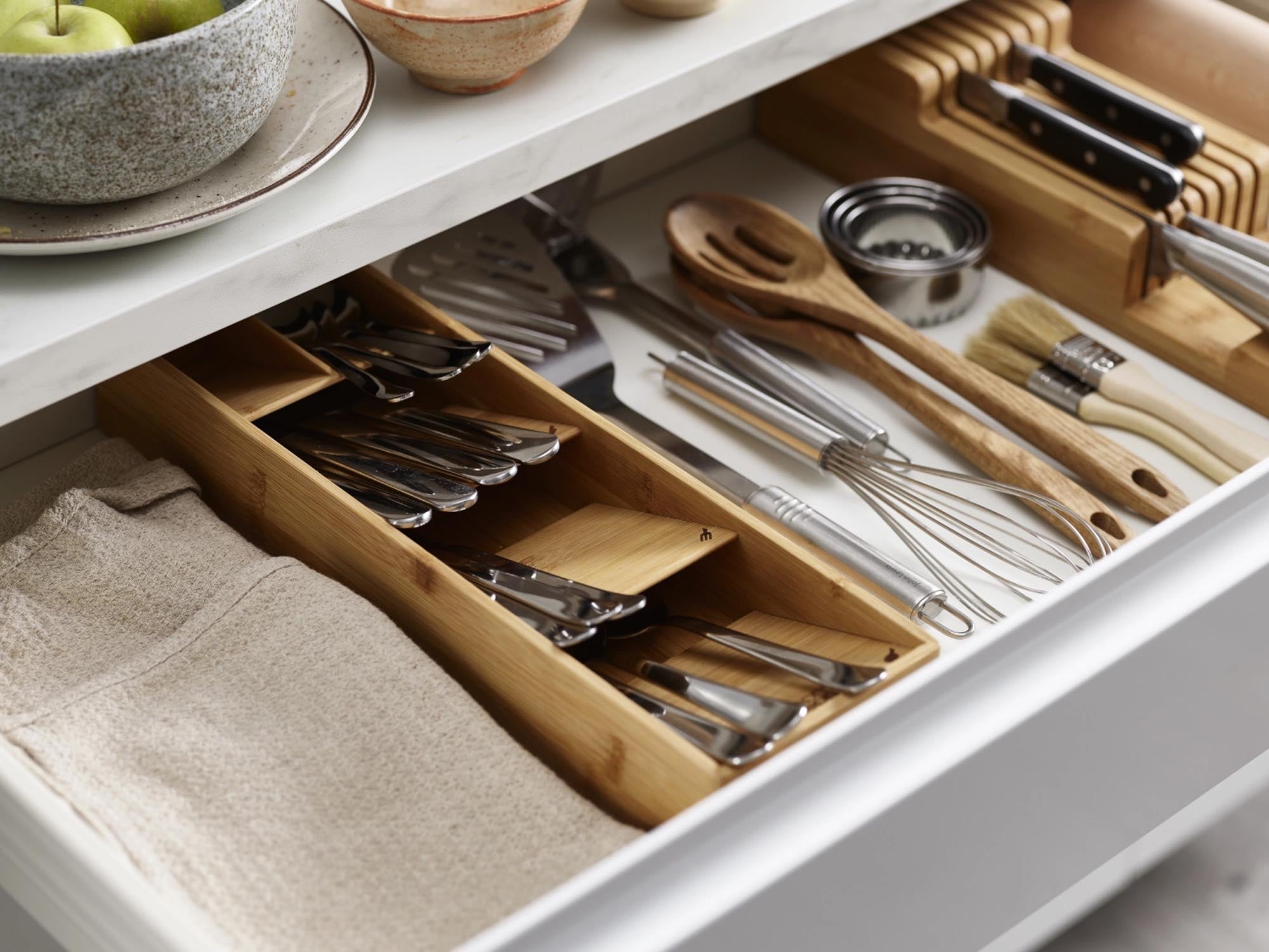 Platzsparender Bambus-Besteckkasten von Joseph Joseph für perfekte Ordnung.