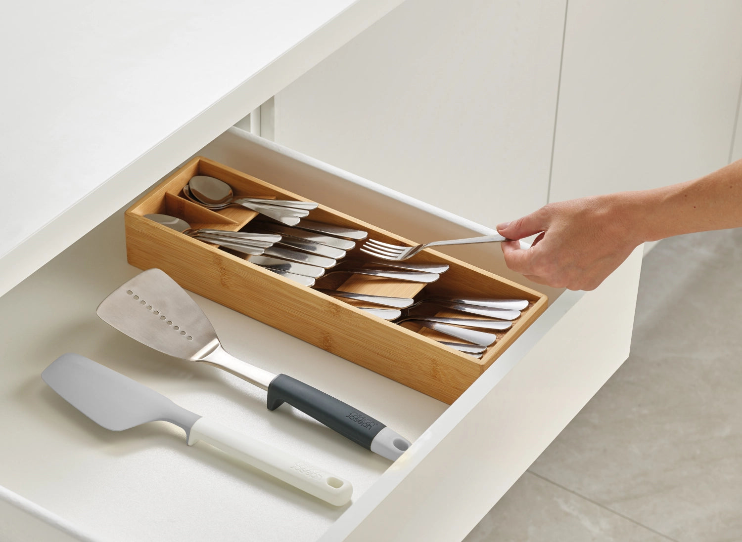 Eleganter Besteckkasten aus hochwertigem Bambus von Joseph Joseph, perfekt für die platzsparende Organisation von Besteck und Küchenhelfern.
