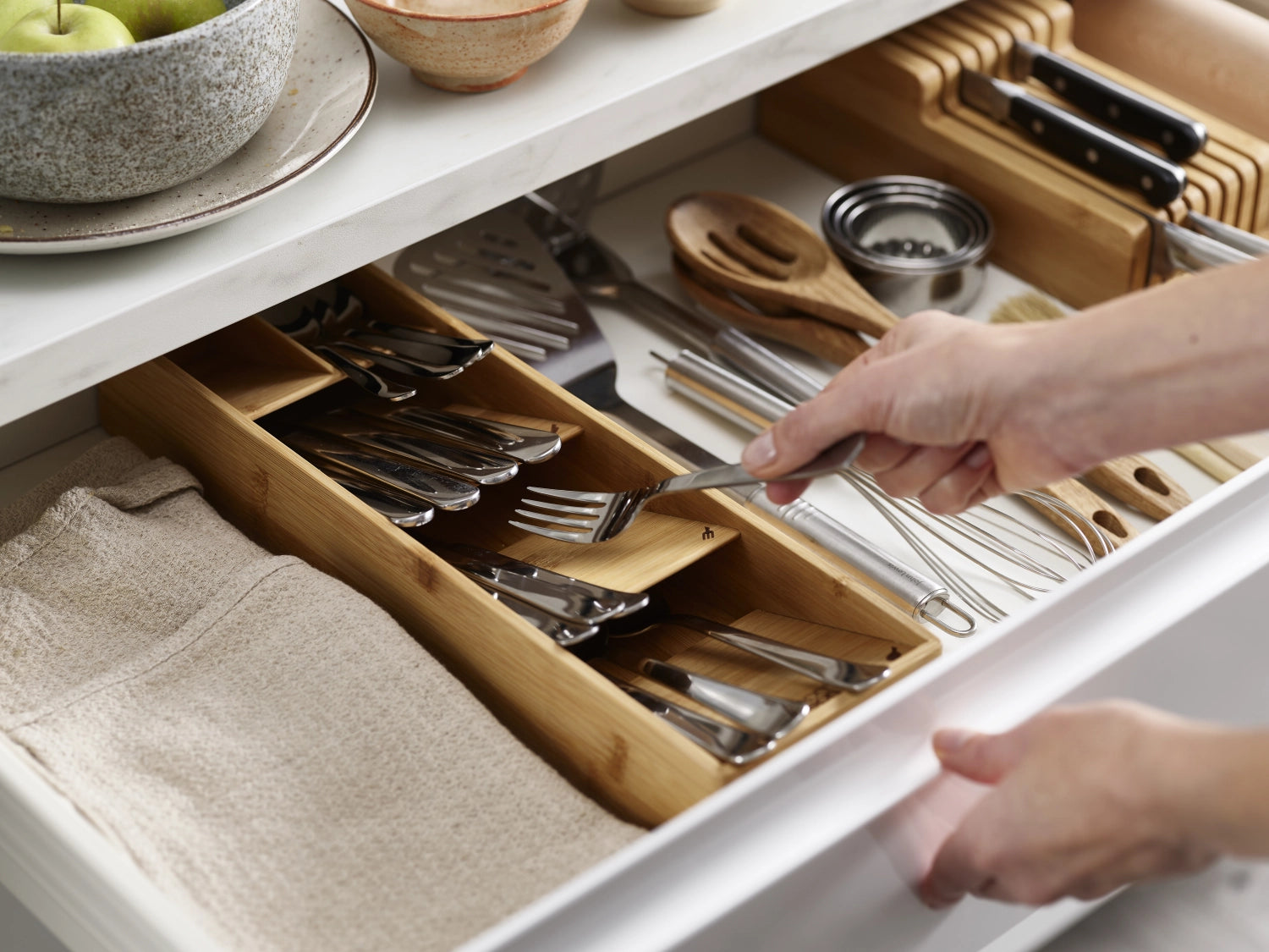 Eleganter Besteckkasten aus hochwertigem Bambus von Joseph Joseph, perfekt für die platzsparende Organisation von Besteck und Küchenhelfern.