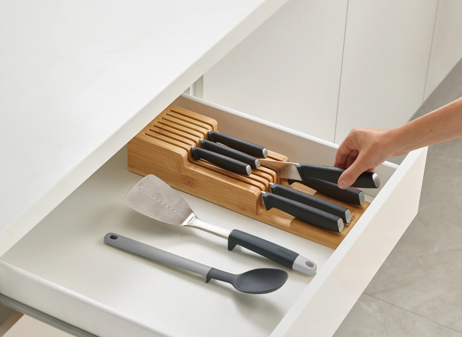 Elegante Messeraufbewahrung aus hochwertigem Bambus mit zwei Ebenen, perfekt für die sichere und platzsparende Organisation von Messern in der Küche.