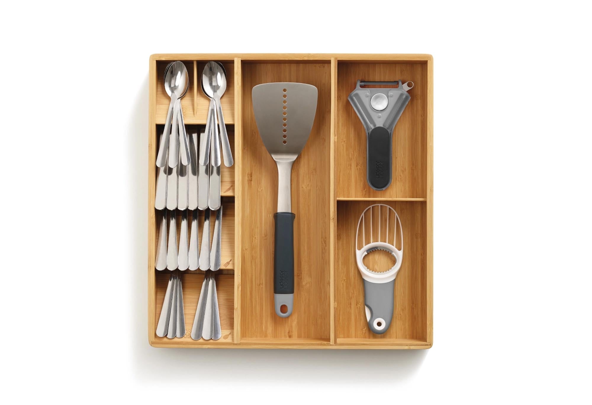 Halten Sie Ihre Küchenschubladen mit dem DrawerStore Bamboo Organizer von Joseph Joseph ordentlich und stilvoll – ideal für Besteck und Utensilien.