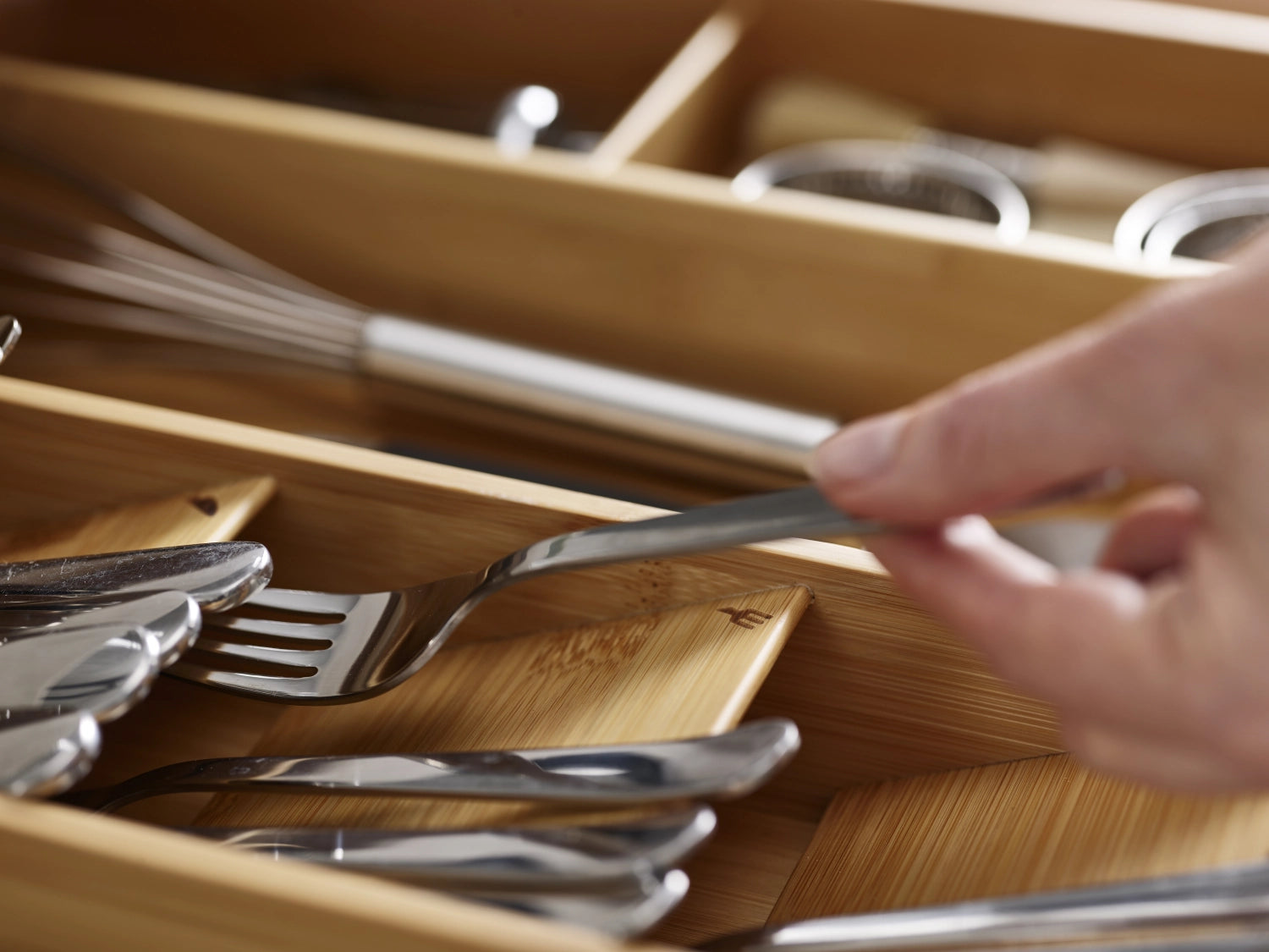 Eleganter Bamboo Organizer von Joseph Joseph, perfekt für Besteck und Kochutensilien, sorgt für Ordnung und Stil in jeder Küche.