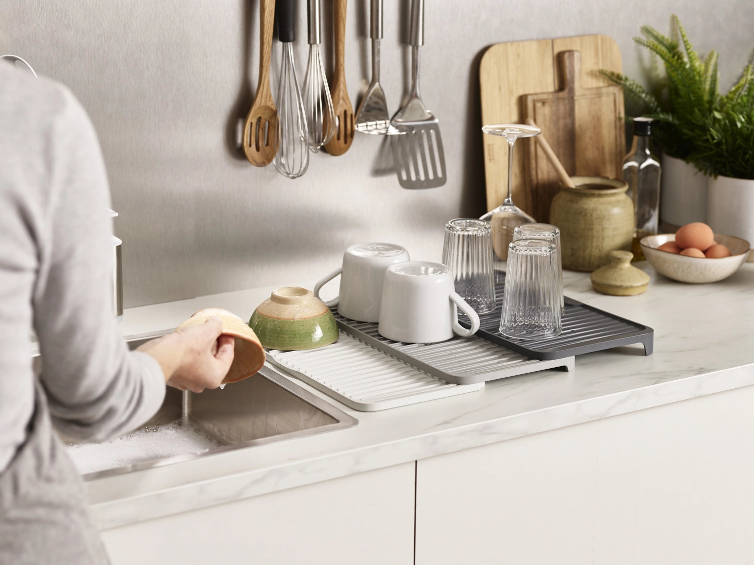 Stylisches, graues Abtropfgestell in Tierdesign von Joseph Joseph, das sich vergrößern lässt und optimal für Geschirr und Besteck geeignet ist.