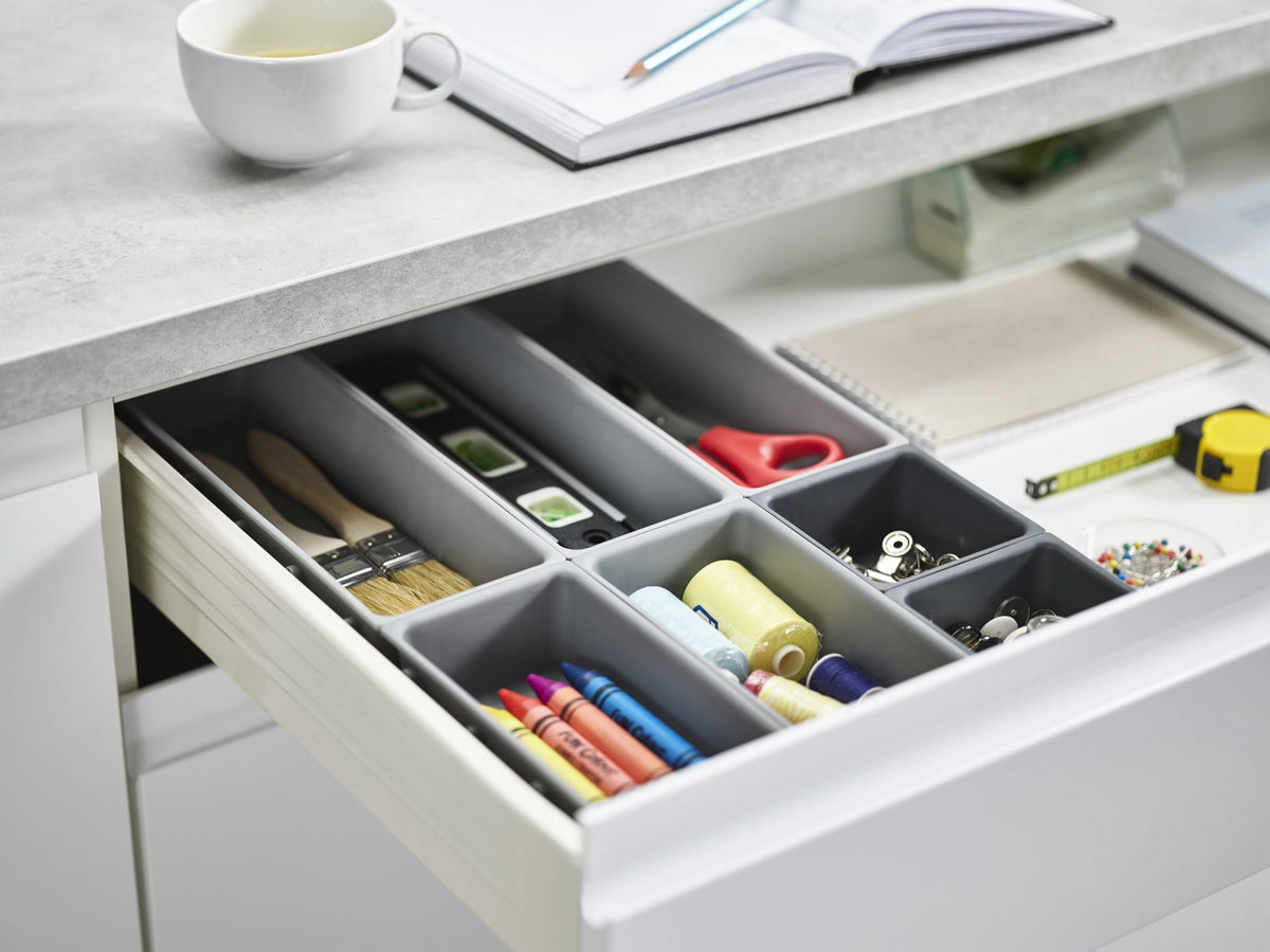 Blox 7-teiliges Schubladen-Organizer-Set in Silber präsentiert im Onlineshop von KAQTU Design AG. Aufbewahrungsbehälter ist von Joseph Joseph