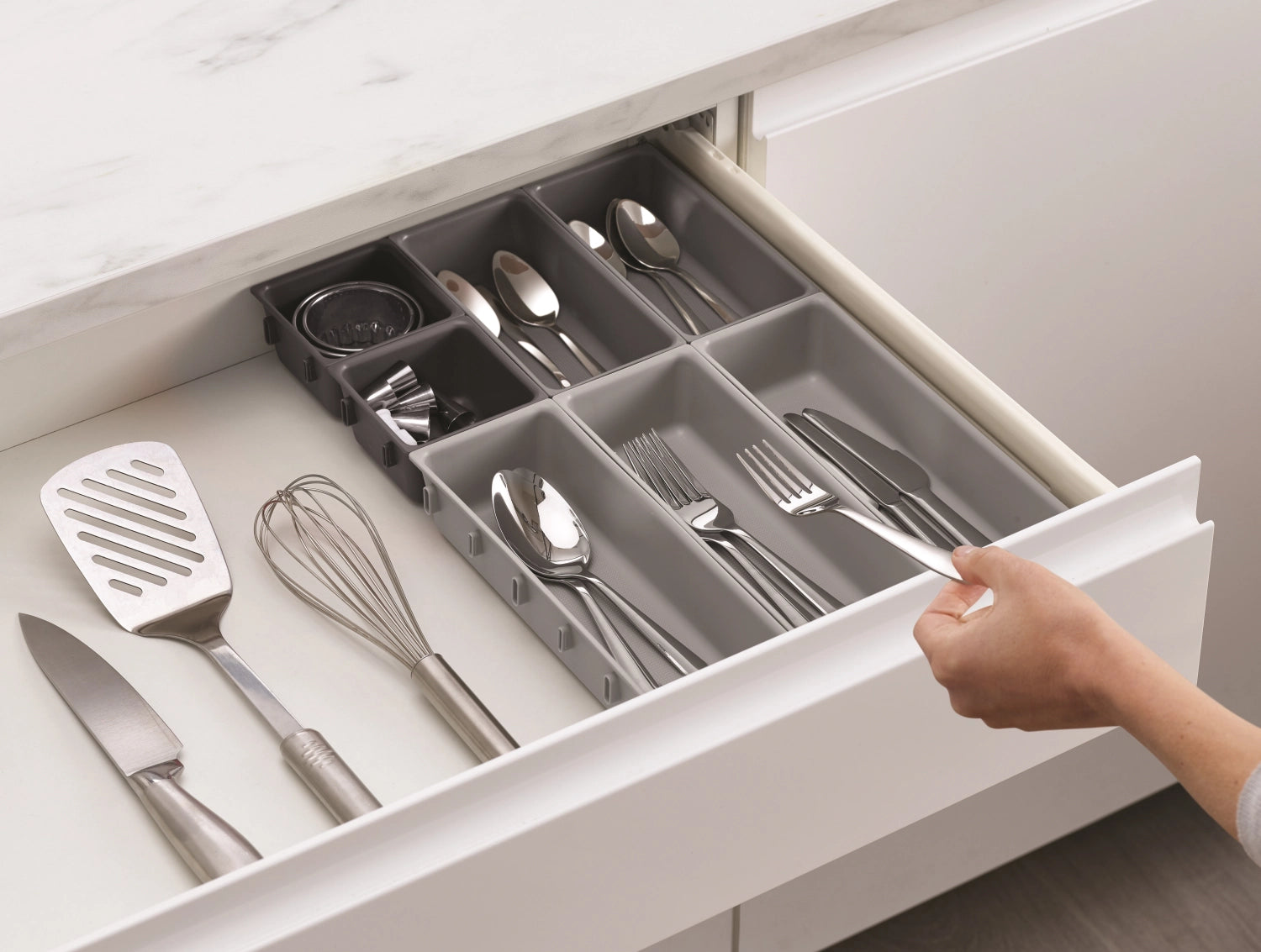 Vielseitiges 7-teiliges Organizer-Set von Joseph Joseph für Schubladen, perfekt zur strukturierten Aufbewahrung von Besteck und Küchenhelfern.