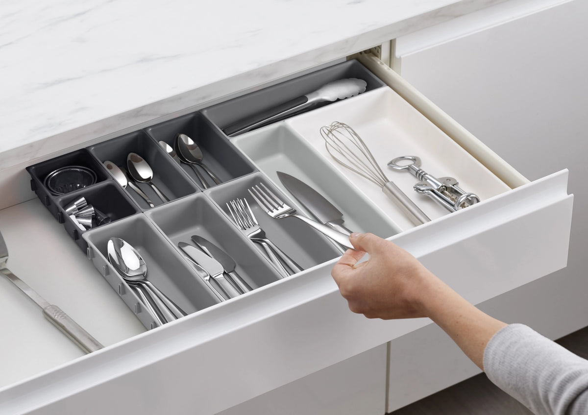 Blox 10-teiliges Schubladen-Organizer-Set in Silber präsentiert im Onlineshop von KAQTU Design AG. Aufbewahrungsbehälter ist von Joseph Joseph