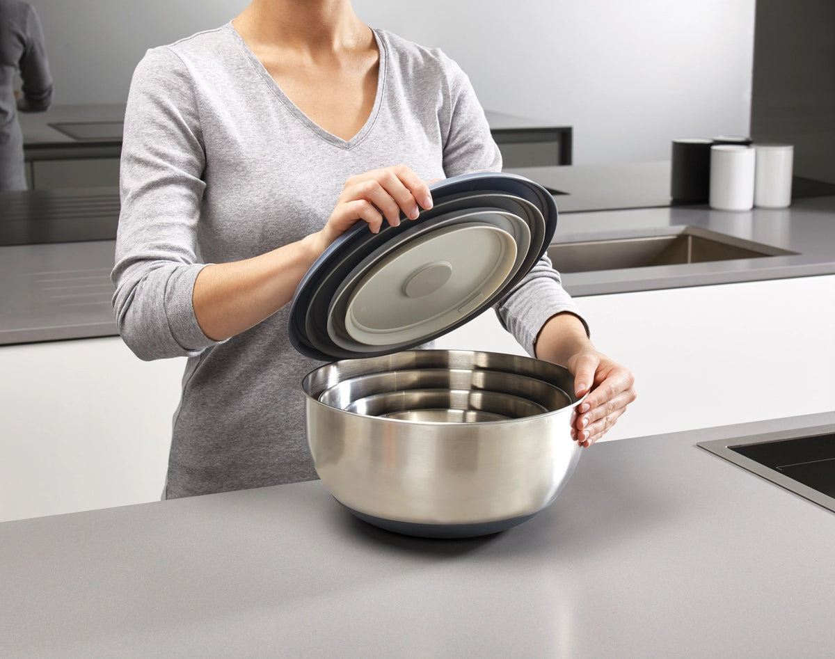Nest Steel Collection Schüsselset 4-tlg. in Silber präsentiert im Onlineshop von KAQTU Design AG. Küchenhelfer ist von Joseph Joseph