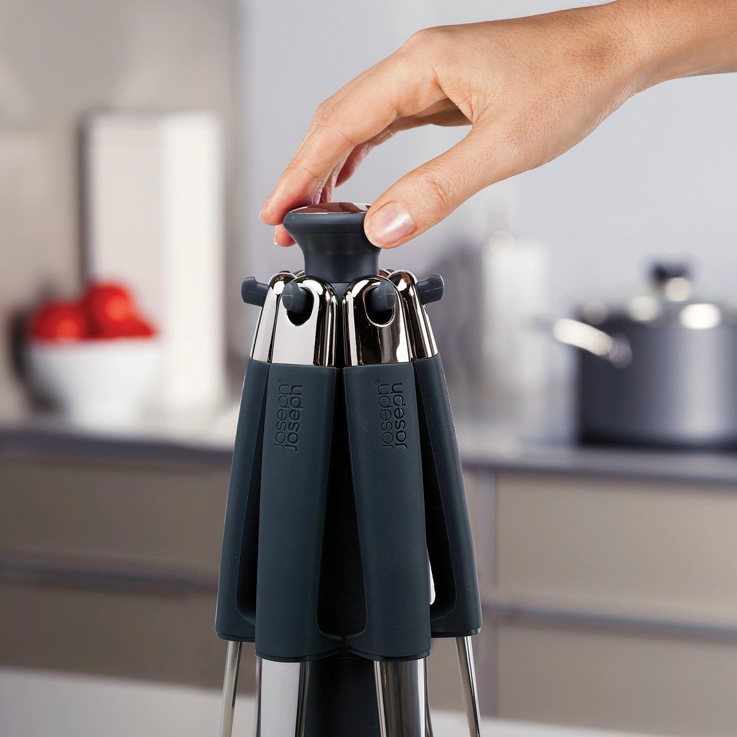 Elegantes Edelstahl-Kochlöffelset "Elevate" von Joseph Joseph, kombiniert Funktionalität und stilvolles Design für jede moderne Küche.