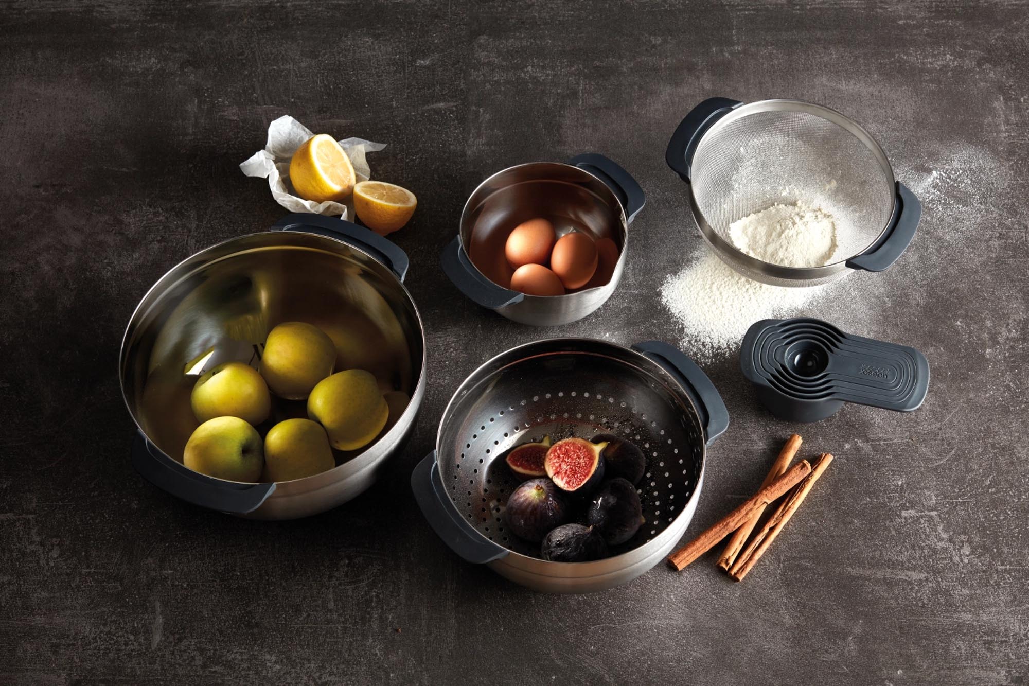 Elegantes 9-teiliges Nest Steel Set von Joseph Joseph für präzises Kochen.