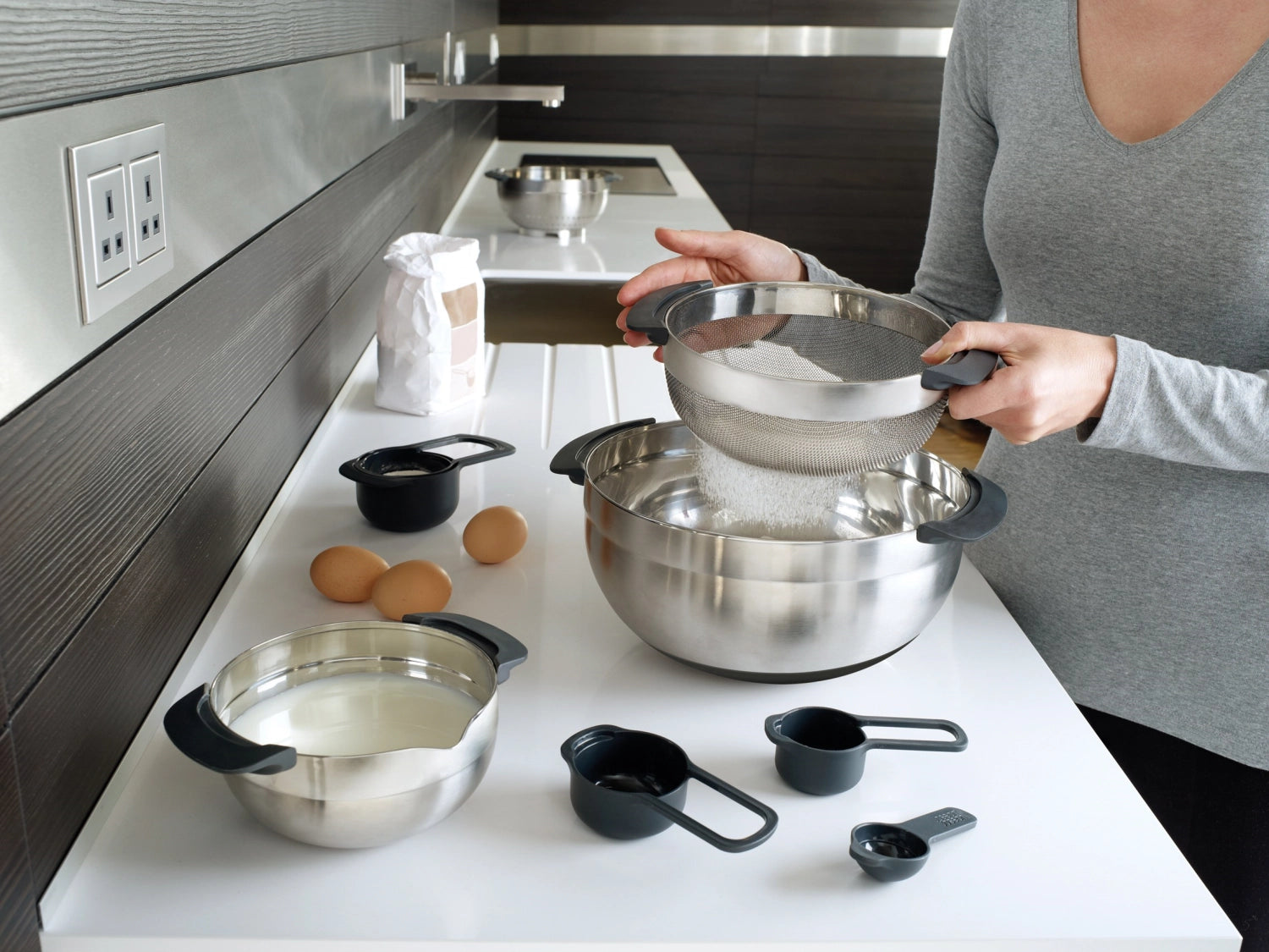 Praktisches 9-teiliges Messlöffelset aus der Nest Steel 9 Collection von Joseph Joseph, ideal für präzises Messen in der Küche.