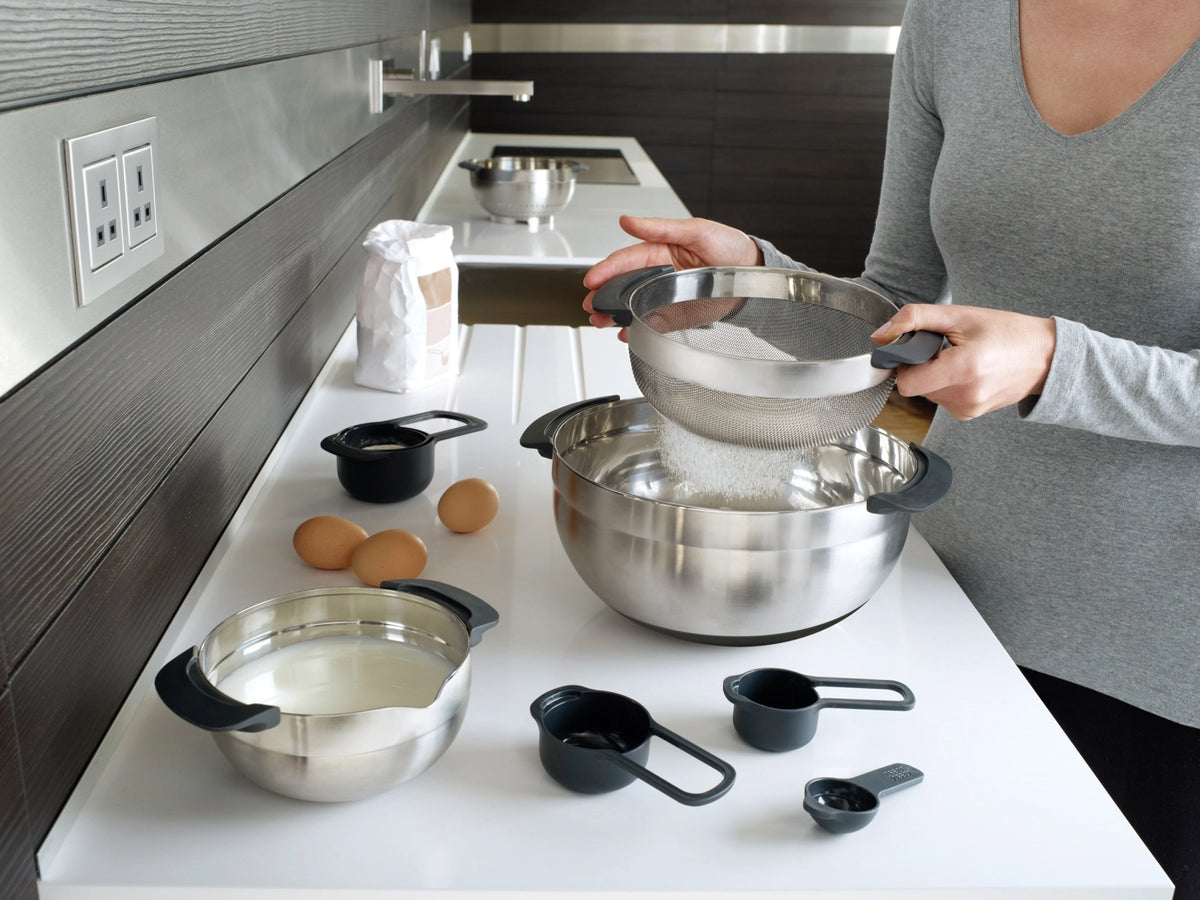 Nest Steel 9 Collection Schüssel- Messlöffelset 9-tlg. in Schwarz präsentiert im Onlineshop von KAQTU Design AG. Küchenhelfer ist von Joseph Joseph
