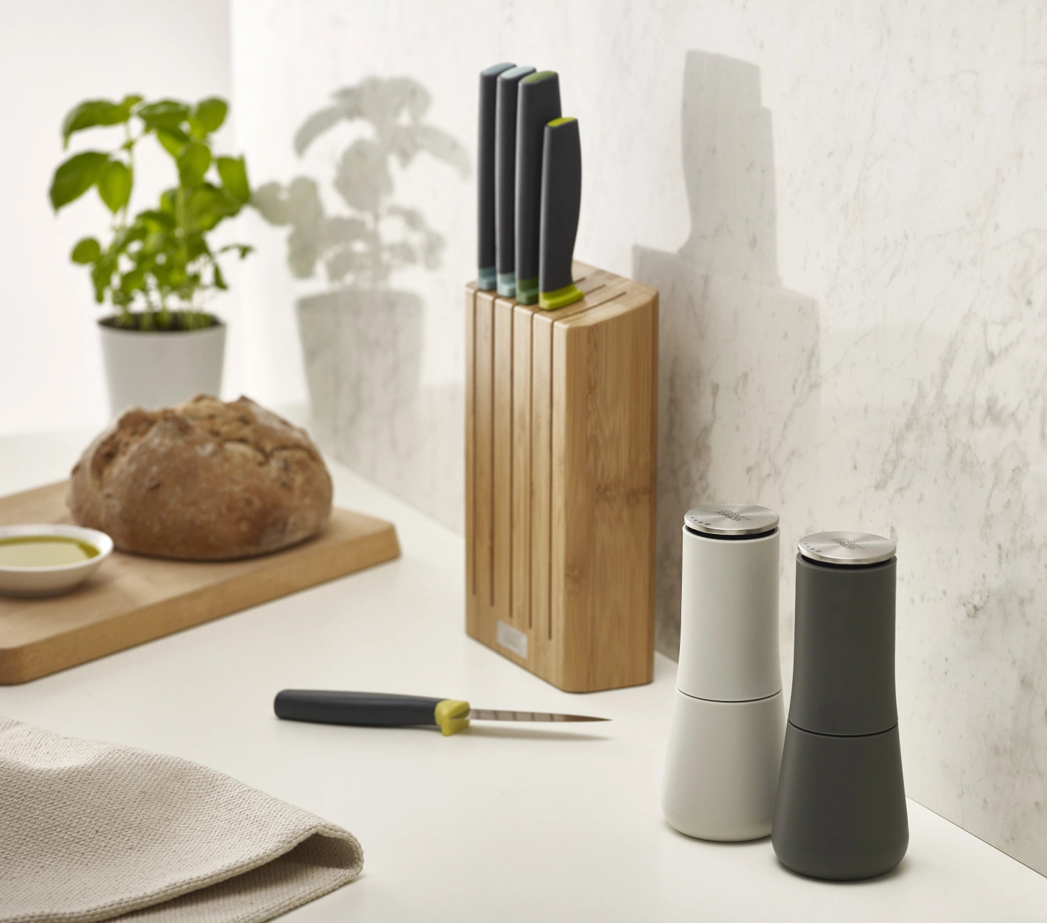 Stylisches Set aus grauen Salz- und Pfeffermühlen von Joseph Joseph, perfekt für jede moderne Kücheneinrichtung, Maße: 16.9x7x7 cm.