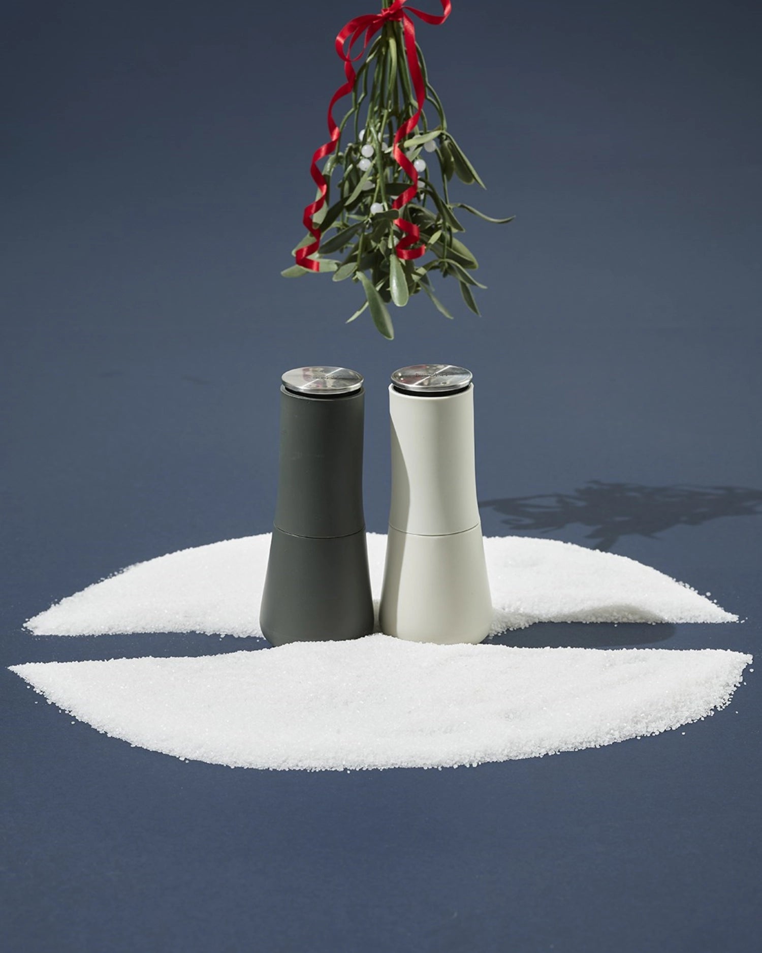 Elegantes 2-teiliges Set aus grauen Salz- und Pfeffermühlen von Joseph Joseph, ideal für stilvolle Tischdekoration und praktische Nutzung.