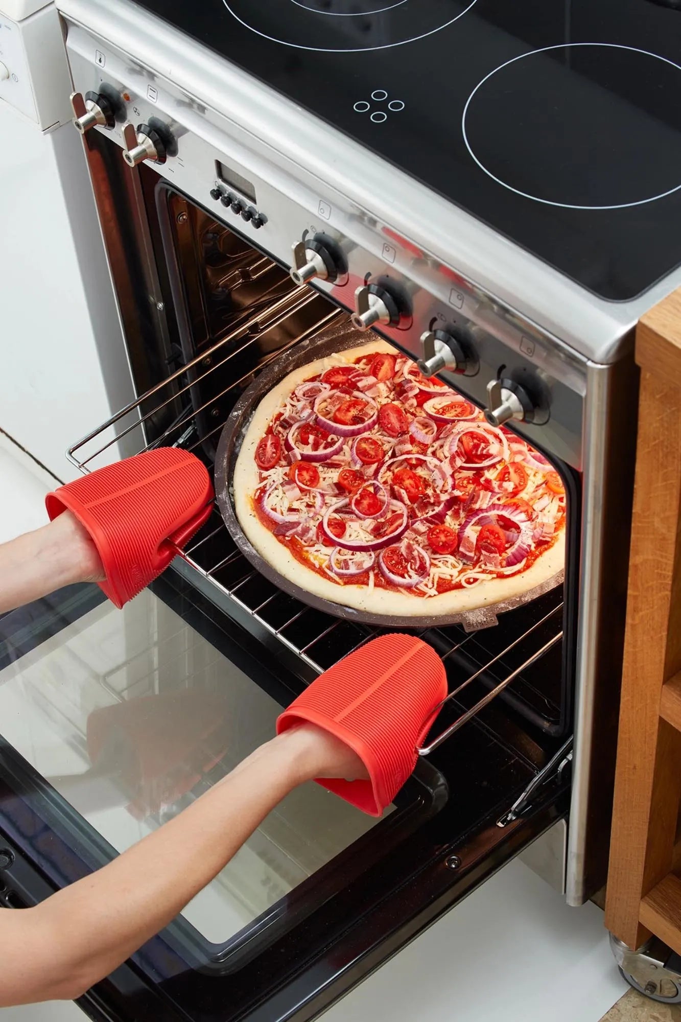 Runde, perforierte 36cm Silikon-Pizzamatte von Lékué in Braun.