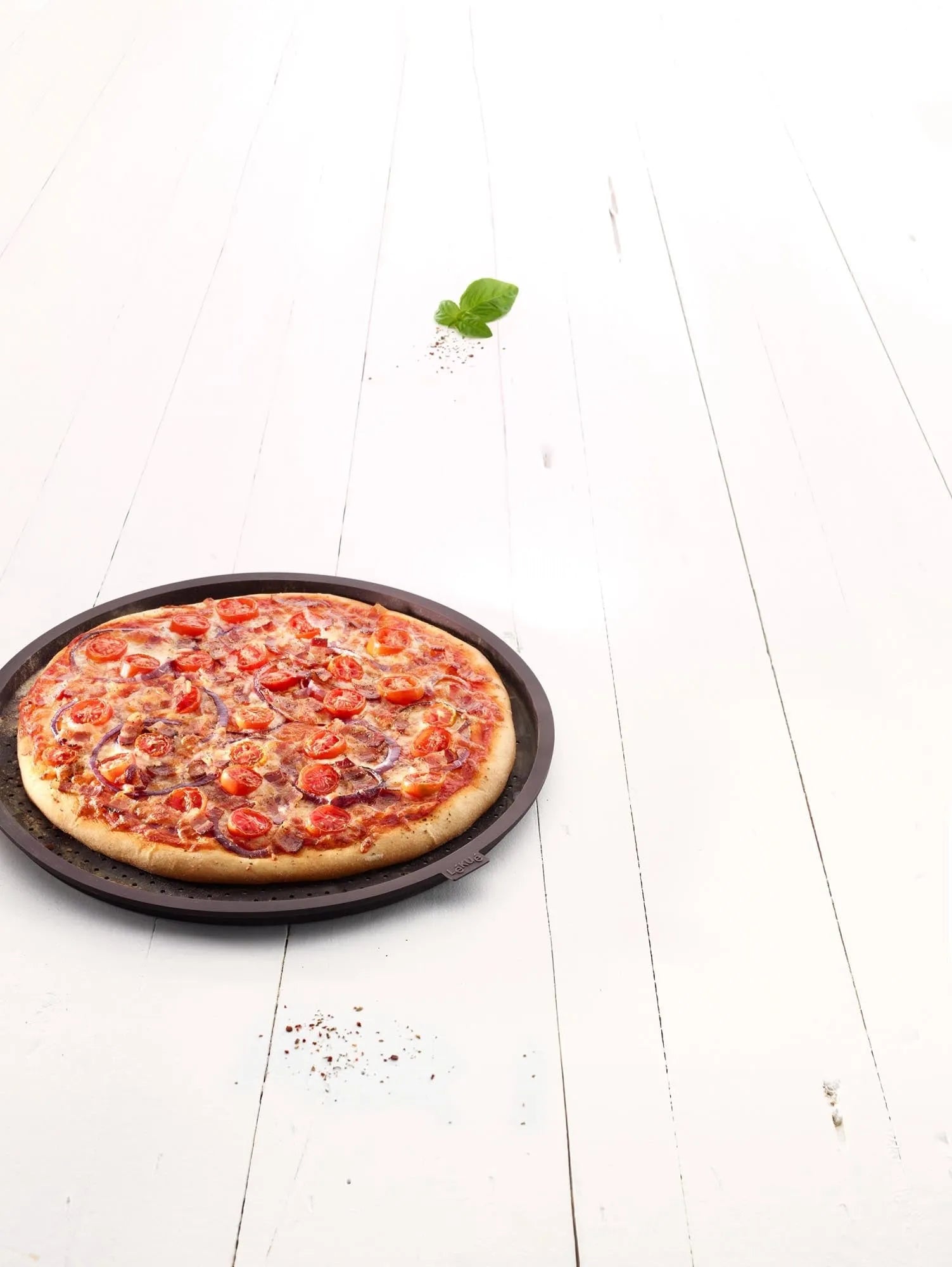 Silikon Pizzamatte rund, braun perforiert, 36cm in Braun präsentiert im Onlineshop von KAQTU Design AG. Backen ist von Lékué