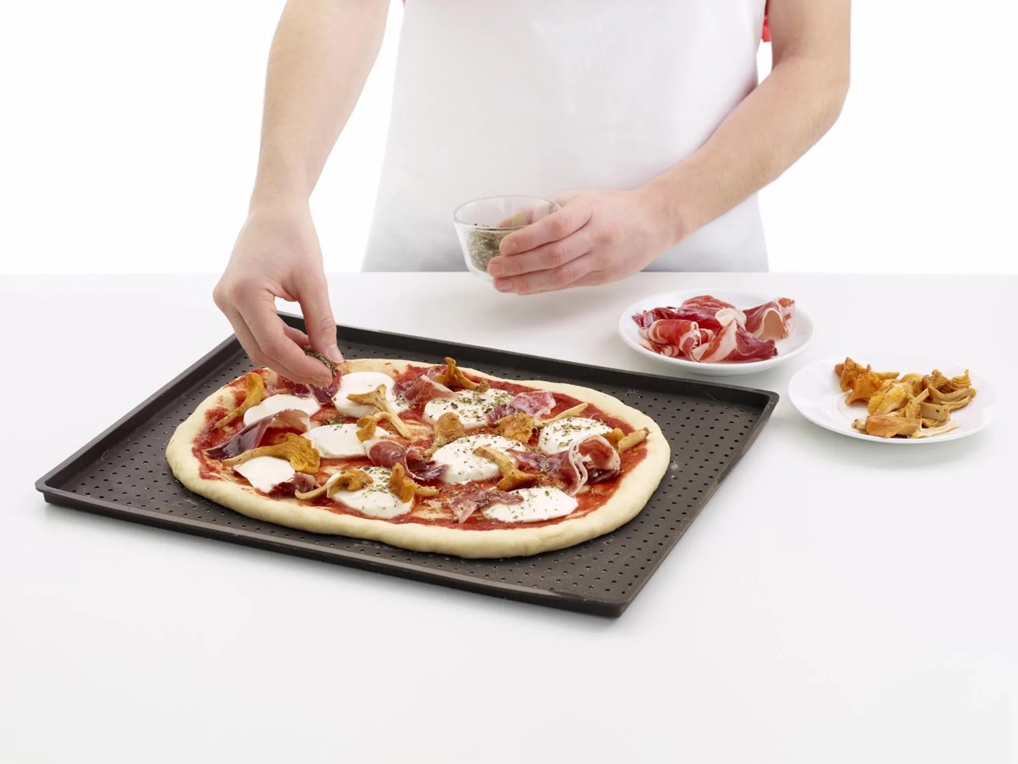 Pizza Backmatte perforiert, braun 40x30x12cm in Braun präsentiert im Onlineshop von KAQTU Design AG. Backen ist von Lékué