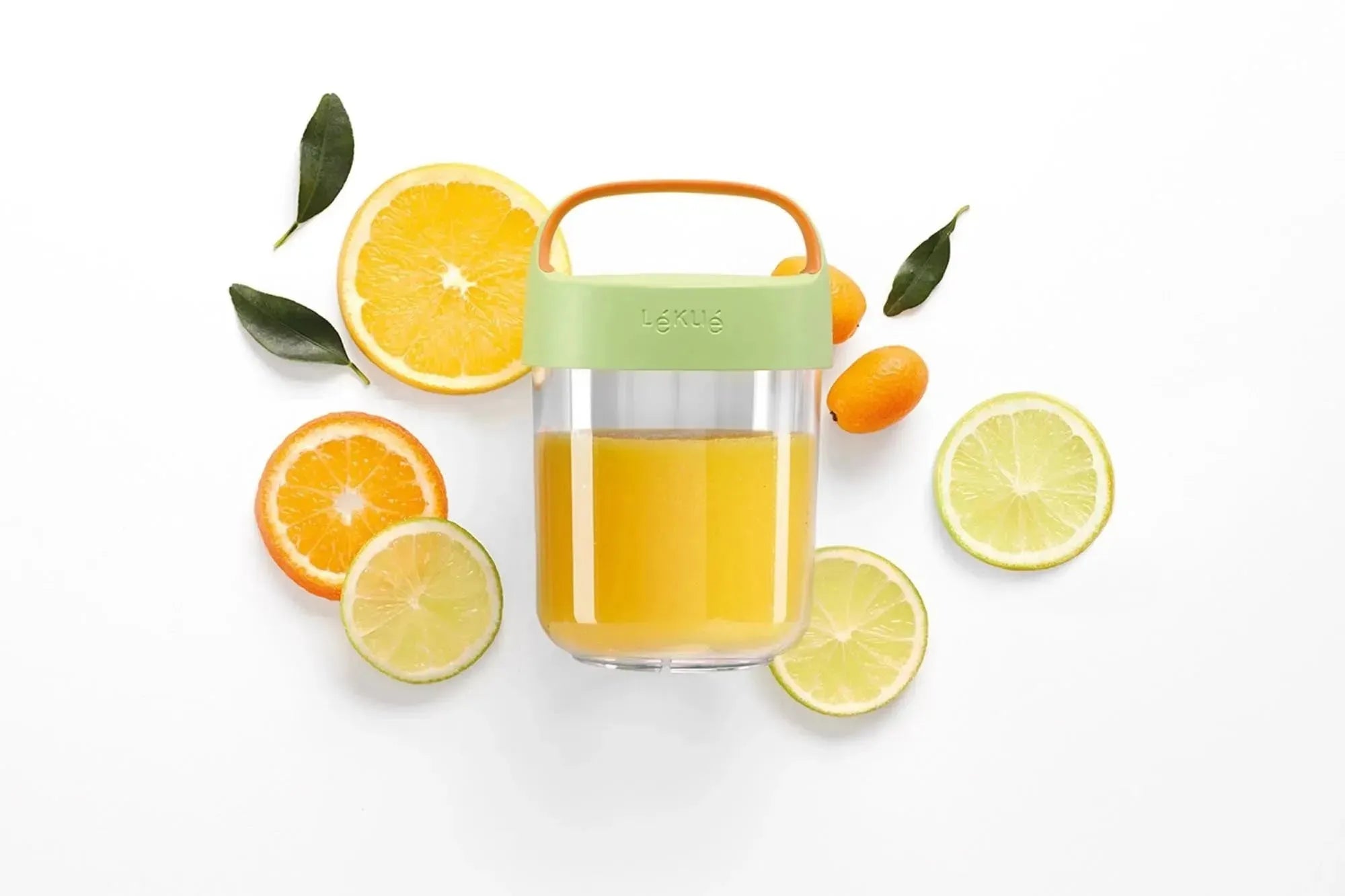 Jar To Go 400Ml Citrus Fruit, Grün Orange in Grün/Weiss/Orange präsentiert im Onlineshop von KAQTU Design AG. Aufbewahrungsbehälter ist von Lékué