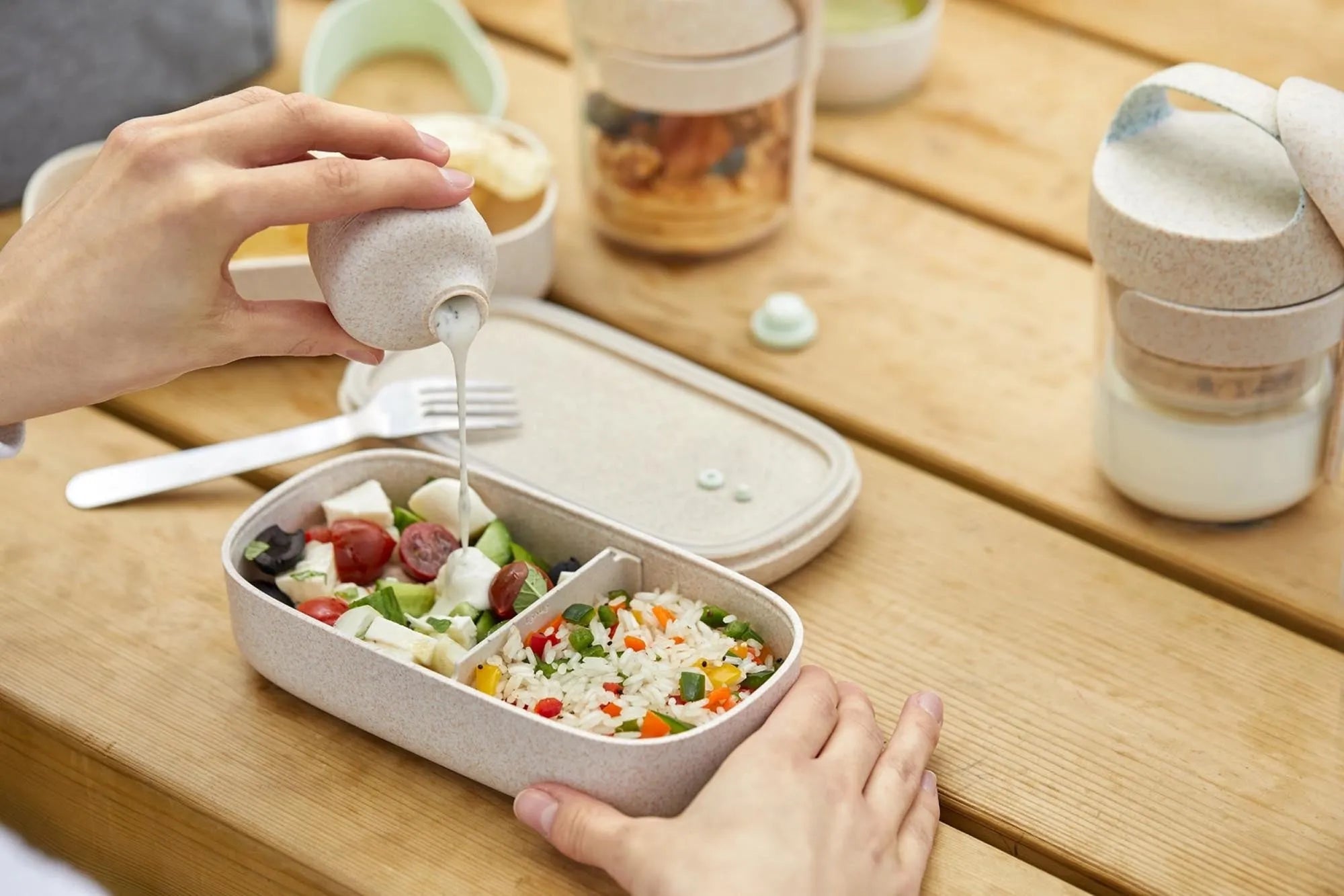 LunchBox Accesories Saucenbecher Organic, 50ml in Beige präsentiert im Onlineshop von KAQTU Design AG. Aufbewahrungsbehälter ist von Lékué