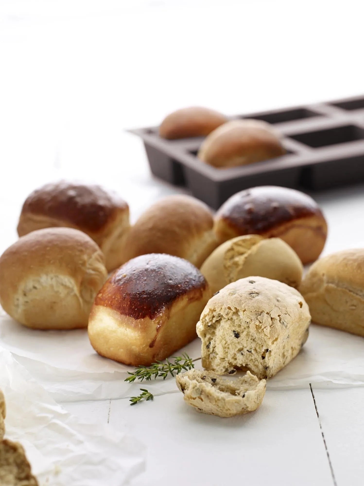 Brotbackform 6er, braun in Braun präsentiert im Onlineshop von KAQTU Design AG. Backen ist von Lékué