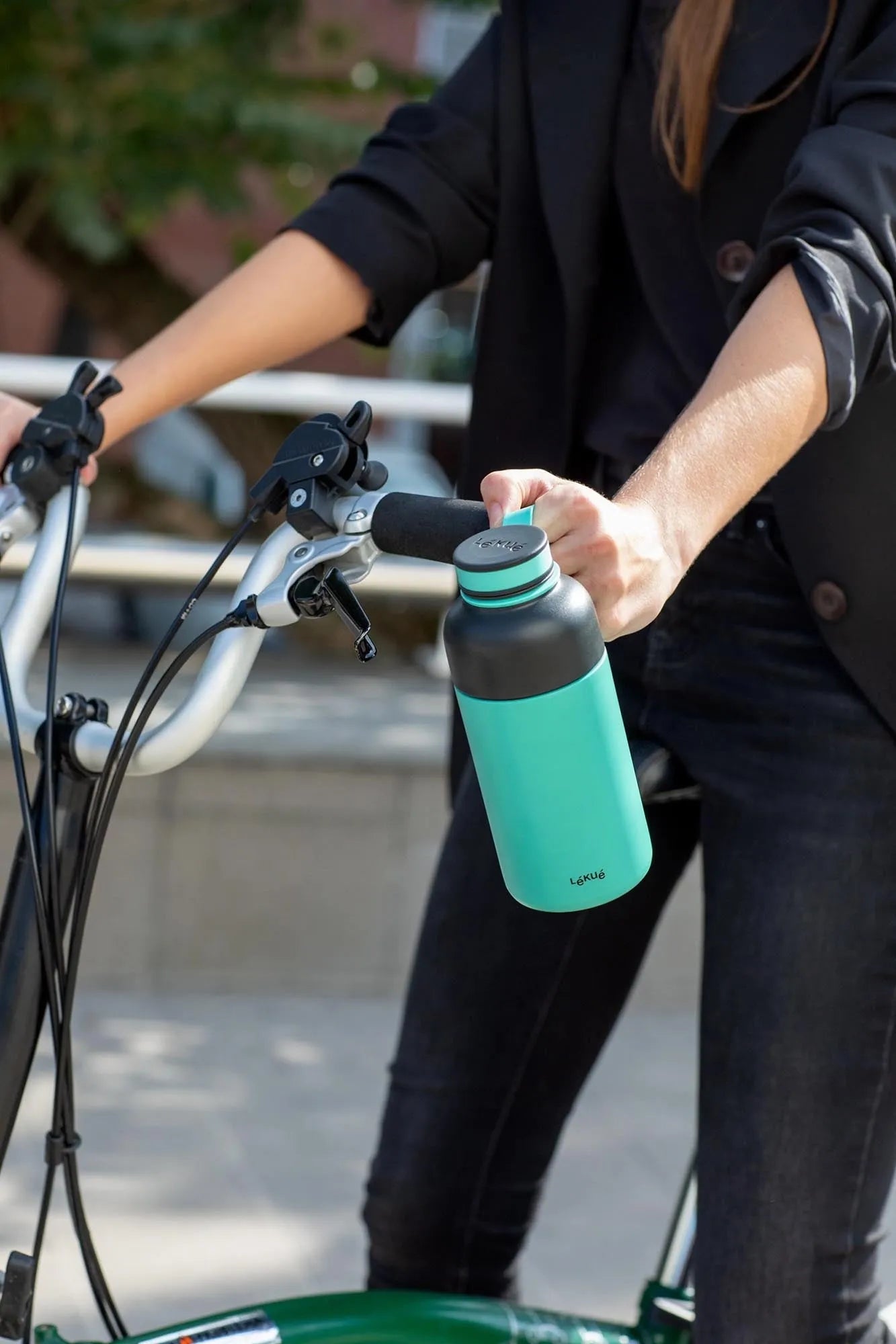 Insulated Bottle To Go 300 ml türkis in Türkis präsentiert im Onlineshop von KAQTU Design AG. Kanne ist von Lékué