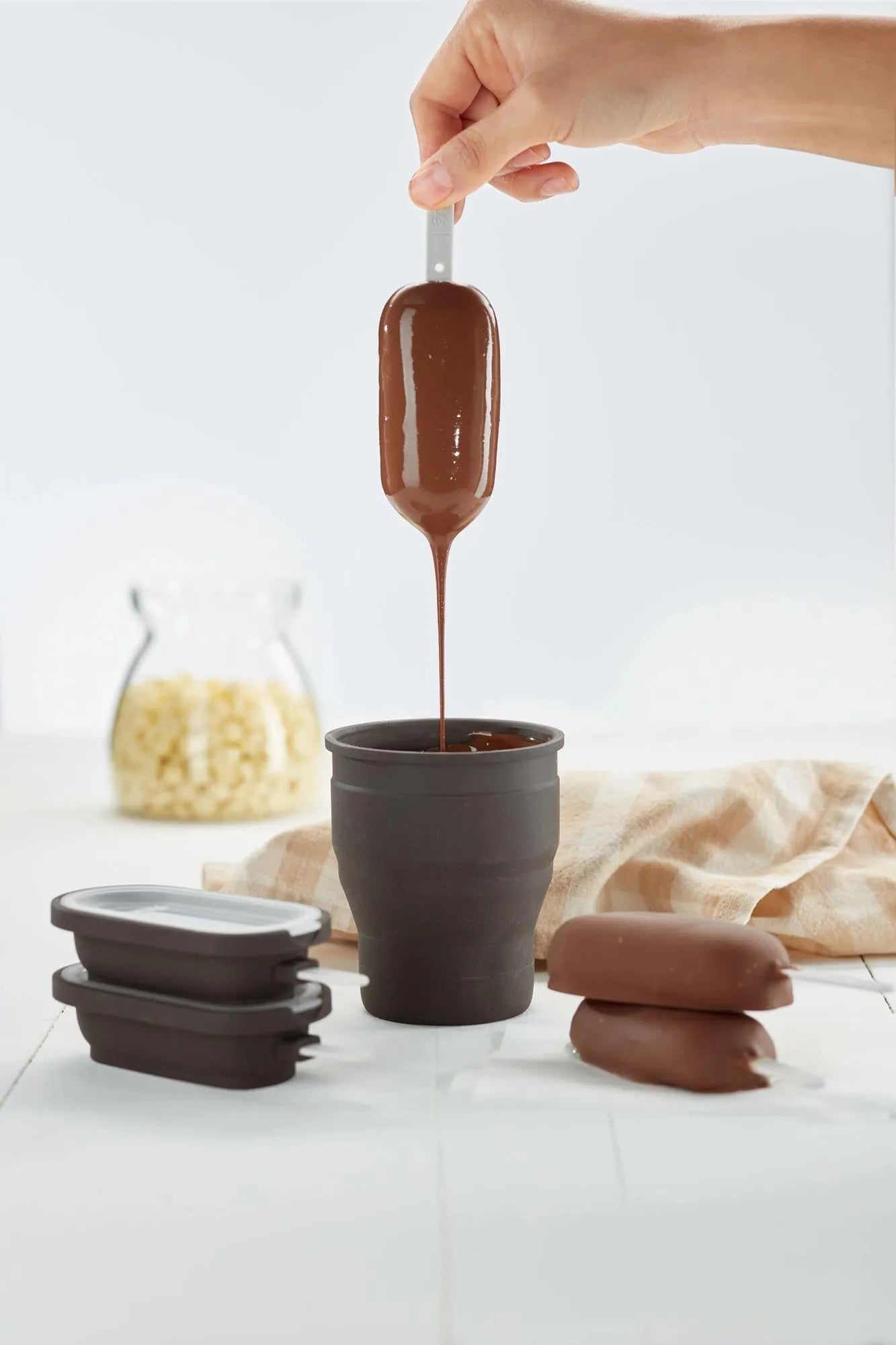 Classic Creamy Glace Maker Set 5-tlg. in Braun präsentiert im Onlineshop von KAQTU Design AG. Küchenhelfer ist von Lékué