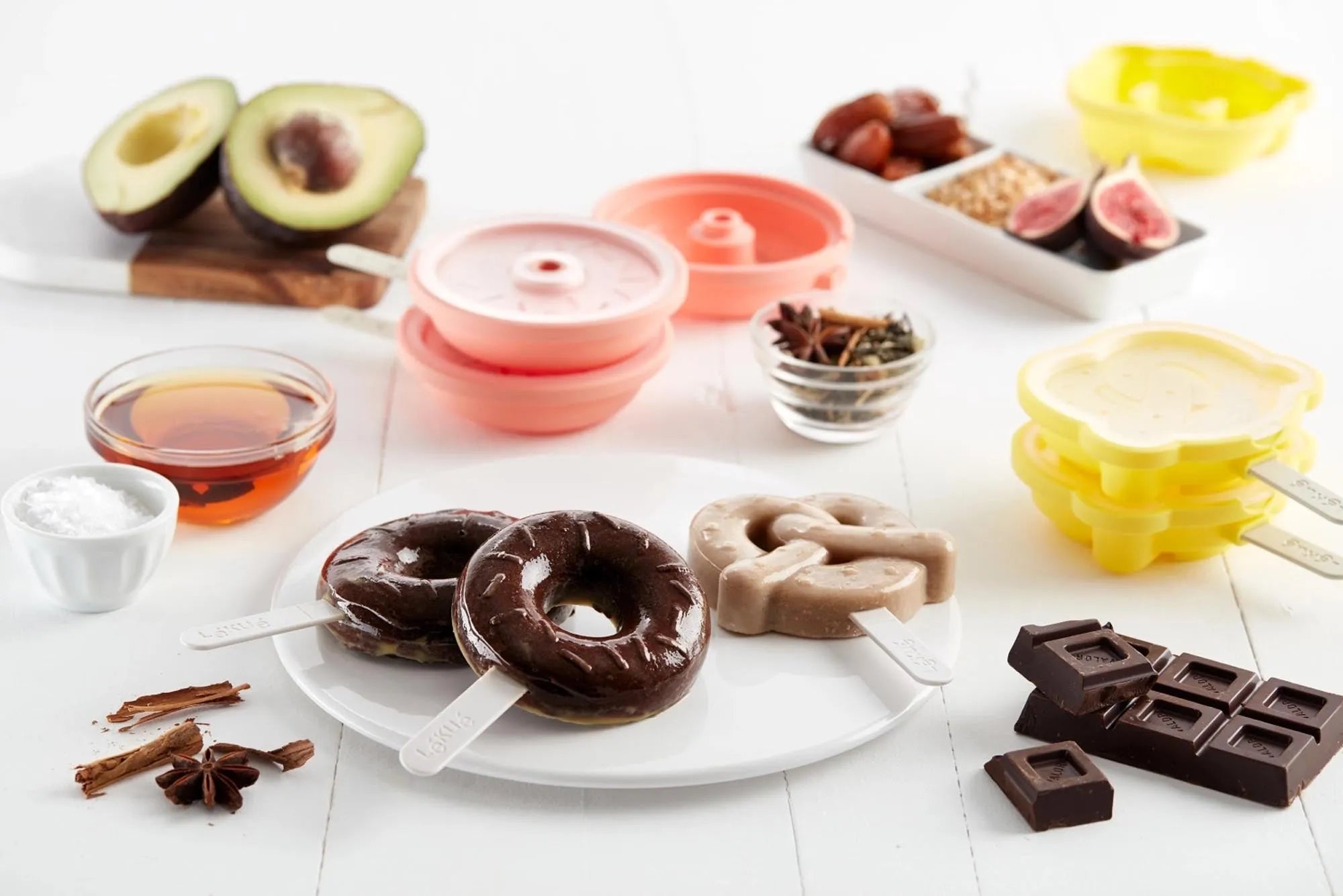 Eisform Donut  Brezel 4 St in Gelb/Rosa/Grau präsentiert im Onlineshop von KAQTU Design AG. Gefrieren ist von Lékué