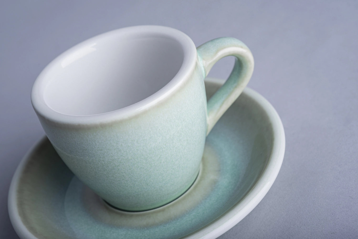 Die Egg Espresso Untertasse von Loveramics ist das perfekte Accessoire für stilbewusste Kaffeeliebhaber. Hergestellt aus hochwertigem Porzellan, bietet sie eine elegante Ablage für Ihre Espressotasse und verleiht jedem Tisch eine moderne Note.