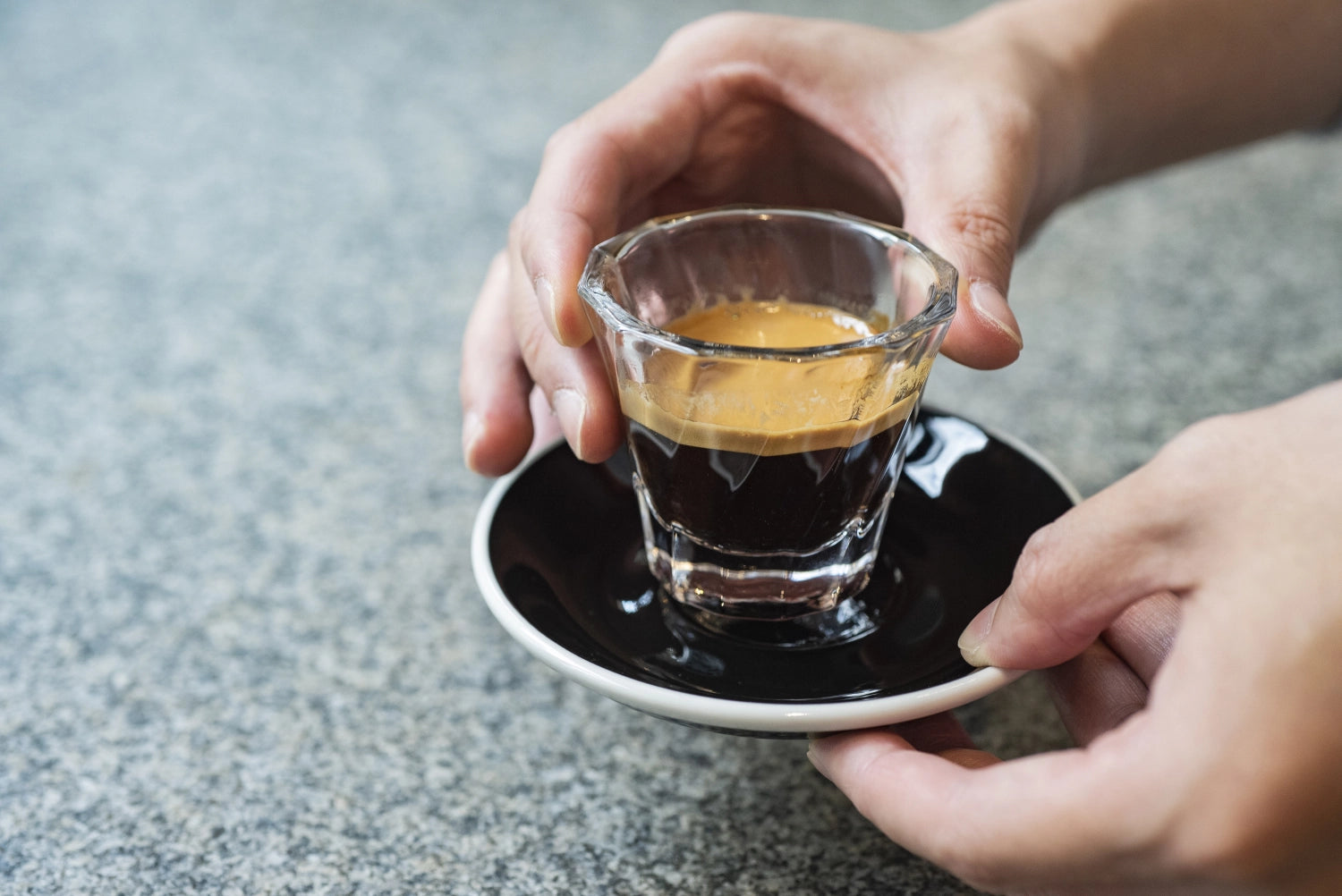 Entdecken Sie das Twisted Espresso Glas von Loveramics – ein elegantes, handgefertigtes Glas, das Ihren Espresso stilvoll zur Geltung bringt.