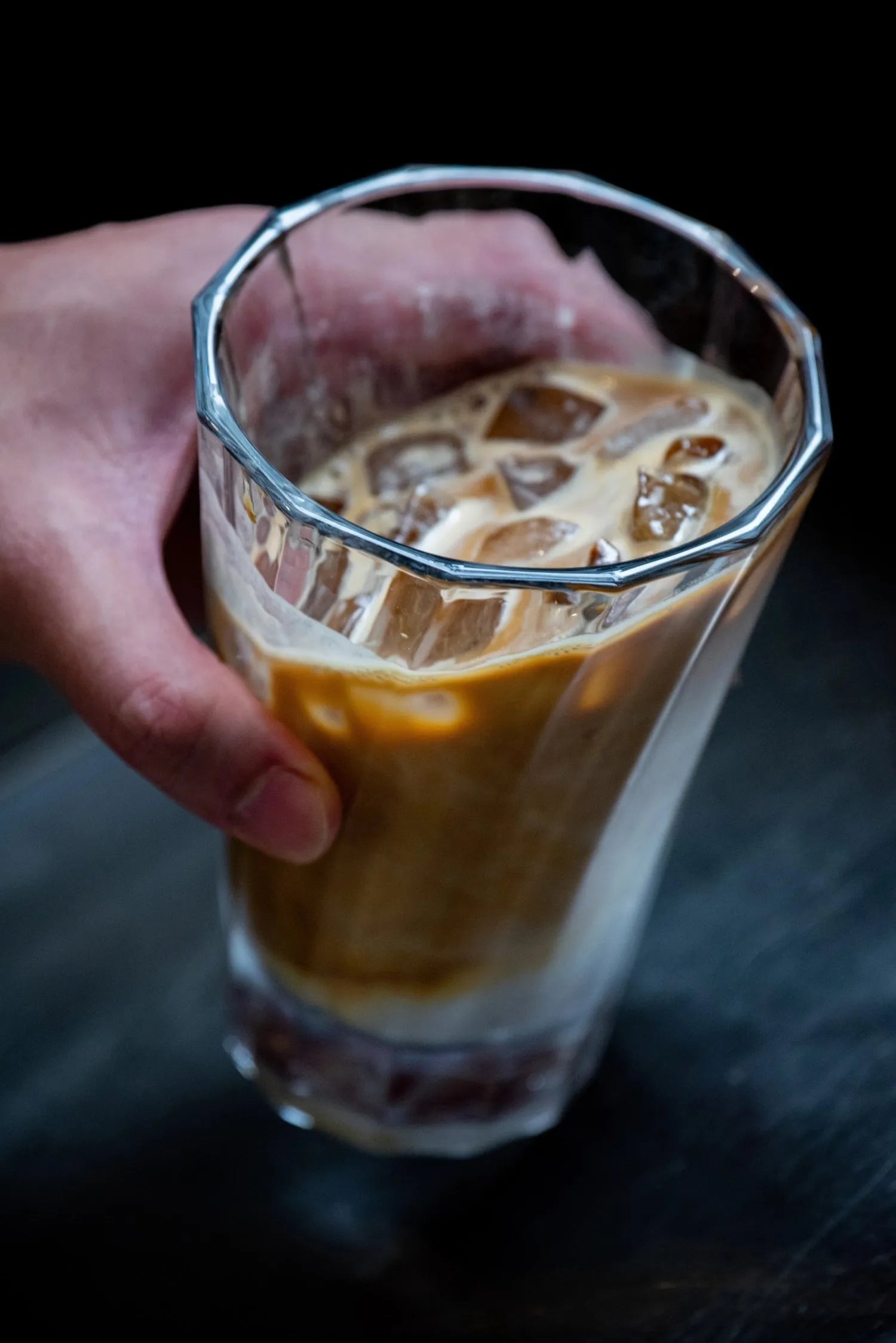 Klares Twisted Latte Glas von Loveramics für urbanen Kaffeegenuss.