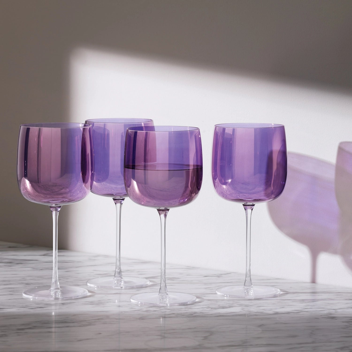 Stilvolles 4er Set Aurora Weingläser in polar-violet, perfekt für Rotwein, vereint modernes Design mit exquisiter Handwerkskunst.