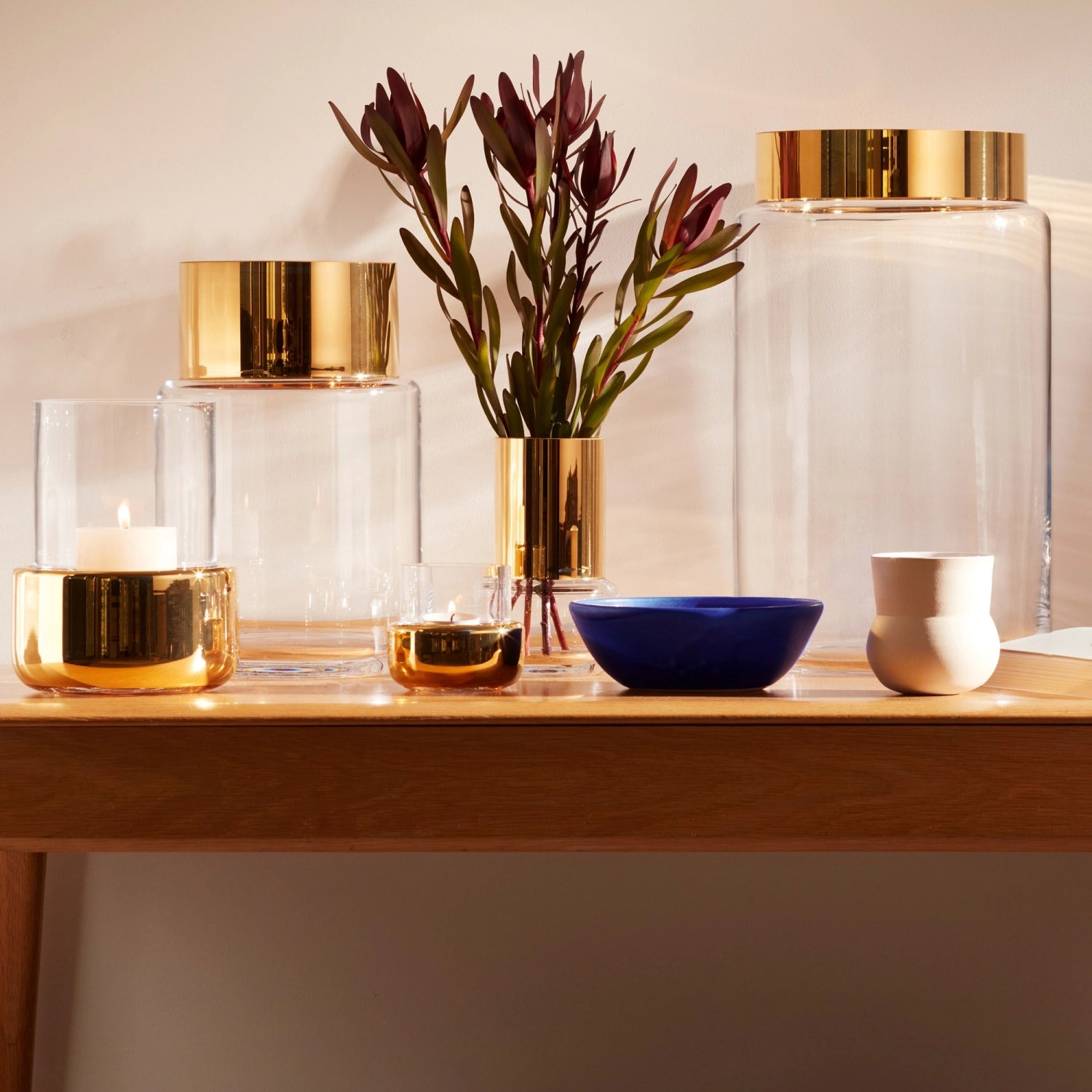 Elegante Aurum Vase von LSA, 40 cm hoch, aus klarem Glas mit edlen goldenen Akzenten, ideal für moderne Wohnräume und als Blickfang.