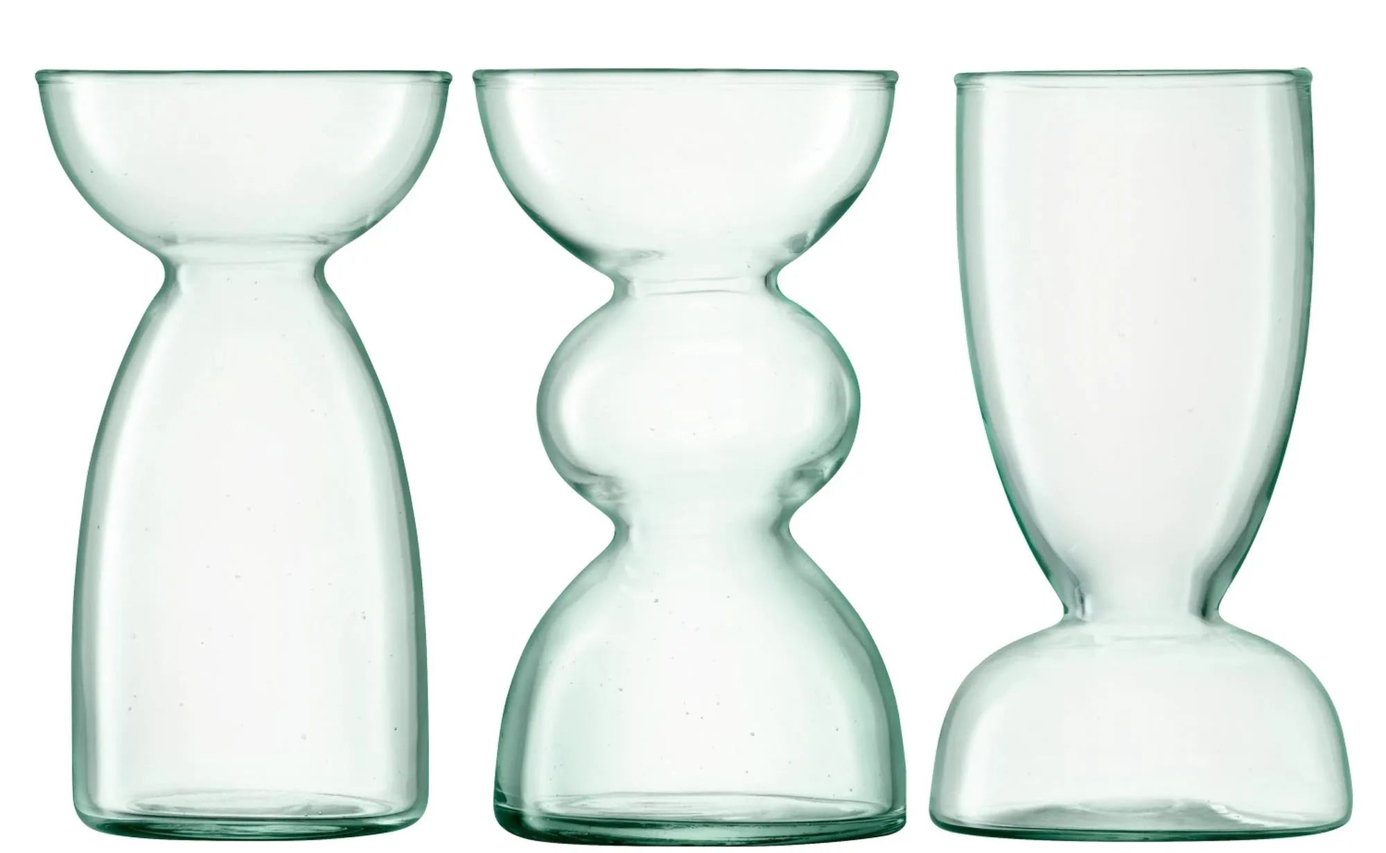 Das Canopy Trio Vase Set von LSA aus recyceltem Glas vereint Nachhaltigkeit und Eleganz für stilvolle Blumenarrangements.