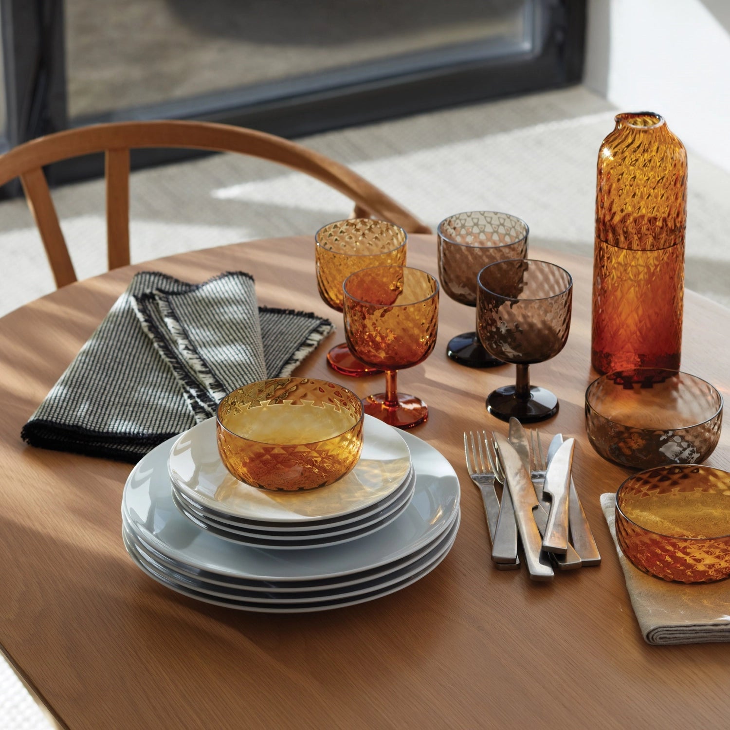 Die LSA Dapple Schale 12cm in Earth Brown besticht durch ihr organisches Design und eignet sich perfekt für elegantes Servieren.