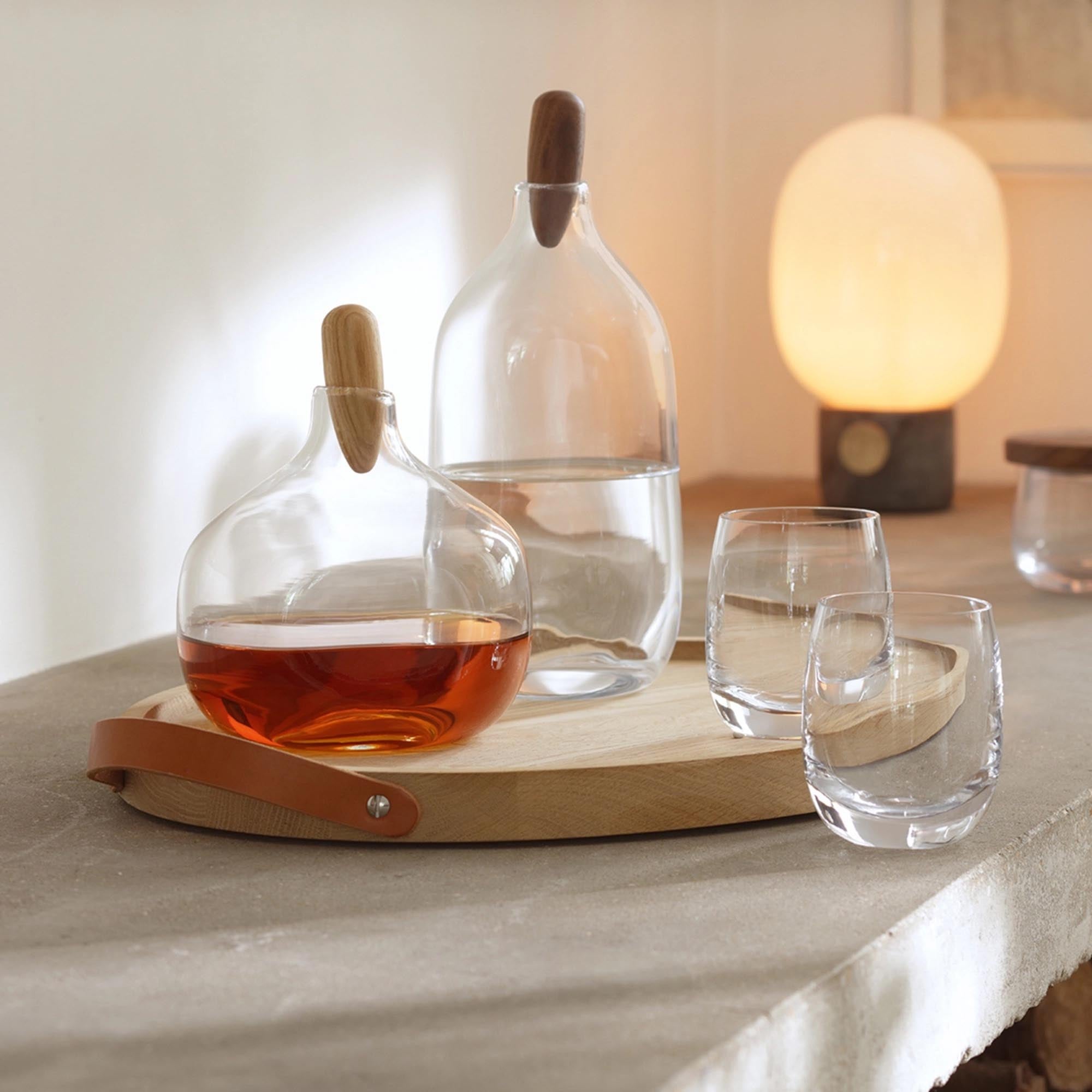 Eleganter LSA Float Dekanter (1.3L) aus mundgeblasenem Glas mit stilvollem Eichenstopfen – ideal für Rotweine und stilvolle Tischdekoration.