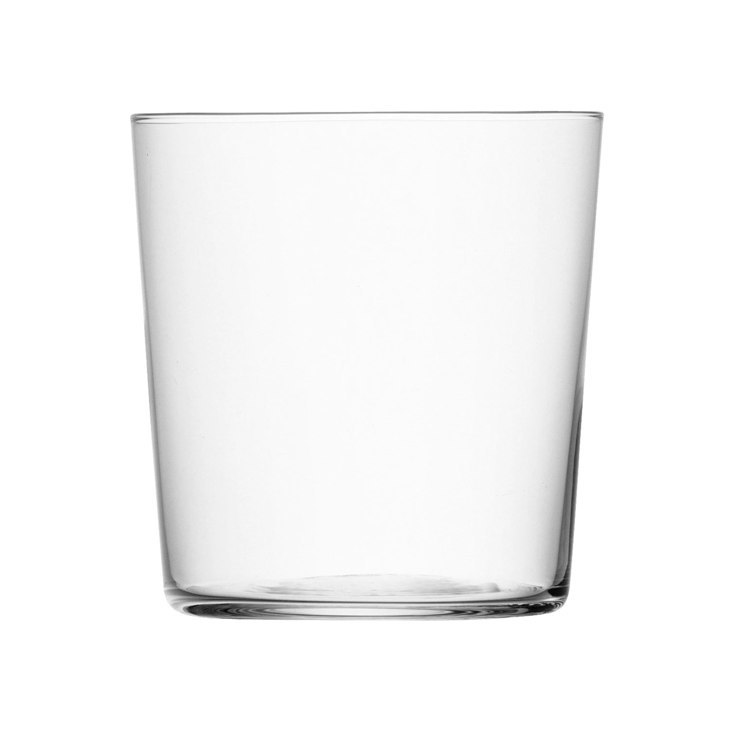 Entdecken Sie den Gio Becher mittel 390ml von LSA – klar, elegant und robust. Ideal für stilvolle Tischdekoration und vielfältige Getränke.