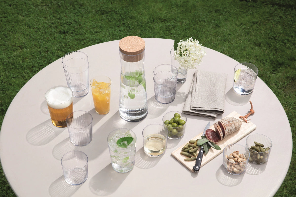 4er Set Gio Line Becher 560ml von LSA aus transparentem Glas mit linearer Textur, Durchmesser 9 cm, Höhe 12 cm, auf hellem Untergrund abgebildet.