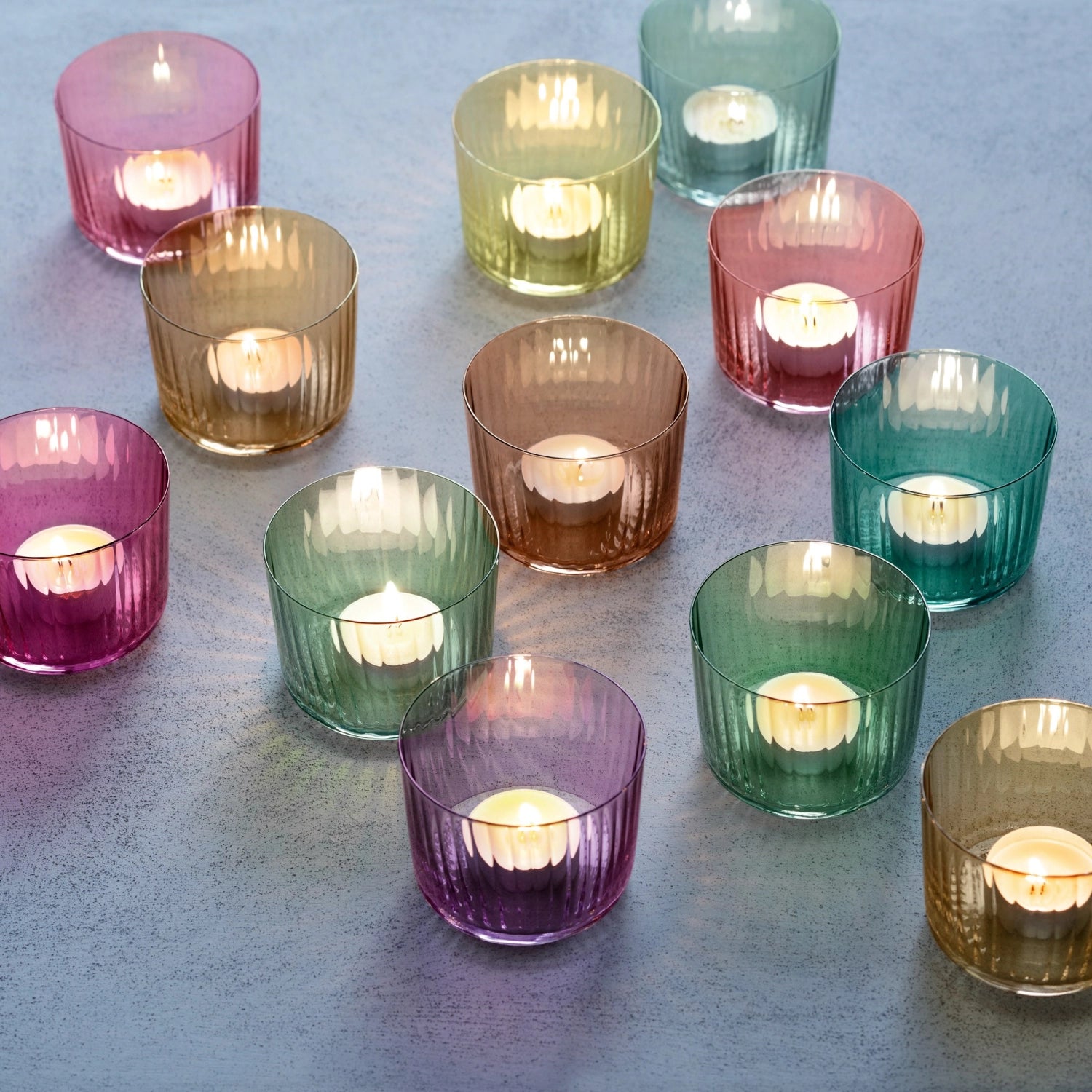Verleihen Sie Ihrem Zuhause mit dem 4er Set Gems Teelichthalter H6cm Granat assort von LSA einen Hauch von Eleganz und Gemütlichkeit.