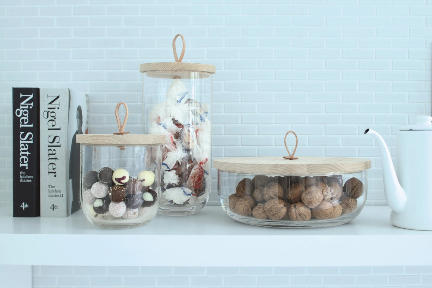 Ivalo Vorratsbehälter mit Esche-Deckel, Höhe 29,5 cm, elegantes Design für stilvolle Aufbewahrung von Lebensmitteln.