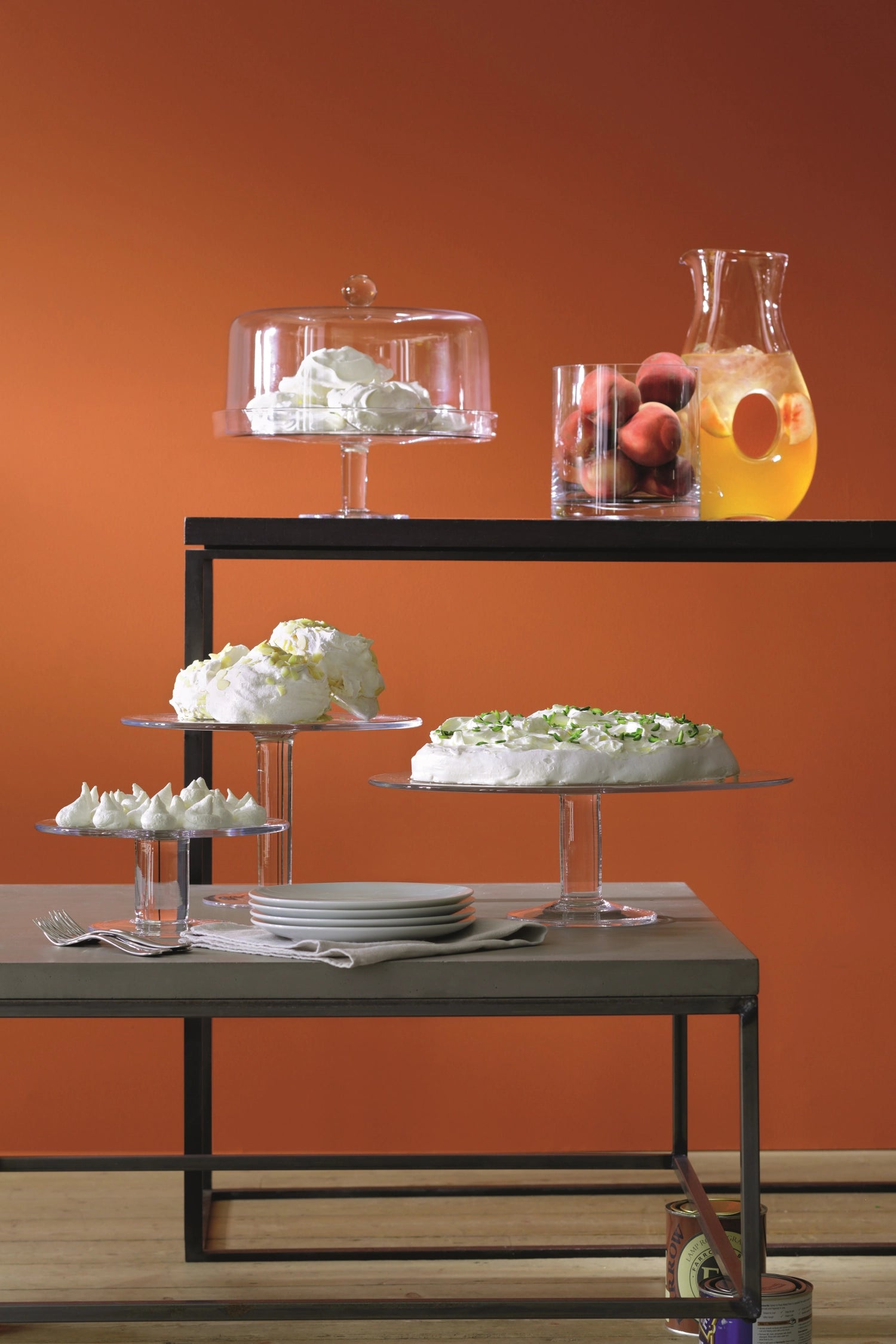 Elegante Klara Kuchenplatte mit Haube von LSA, ideal für Torten und Gebäck, vereint stilvolles Design und Funktionalität.