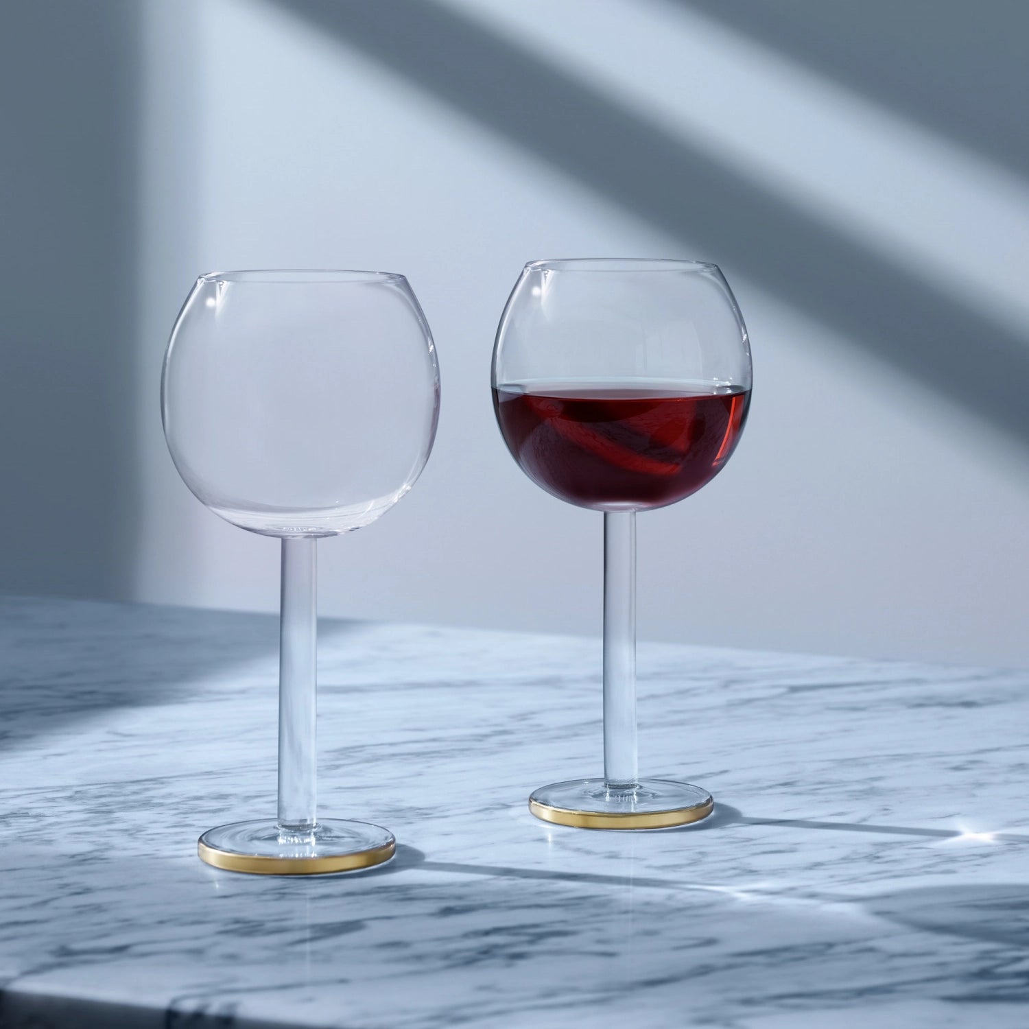 Elegantes 2er Set Luca Weinkelche von LSA, ideal für Rotwein, verziert mit luxuriösen goldenen Akzenten und einem Fassungsvermögen von 320ml.