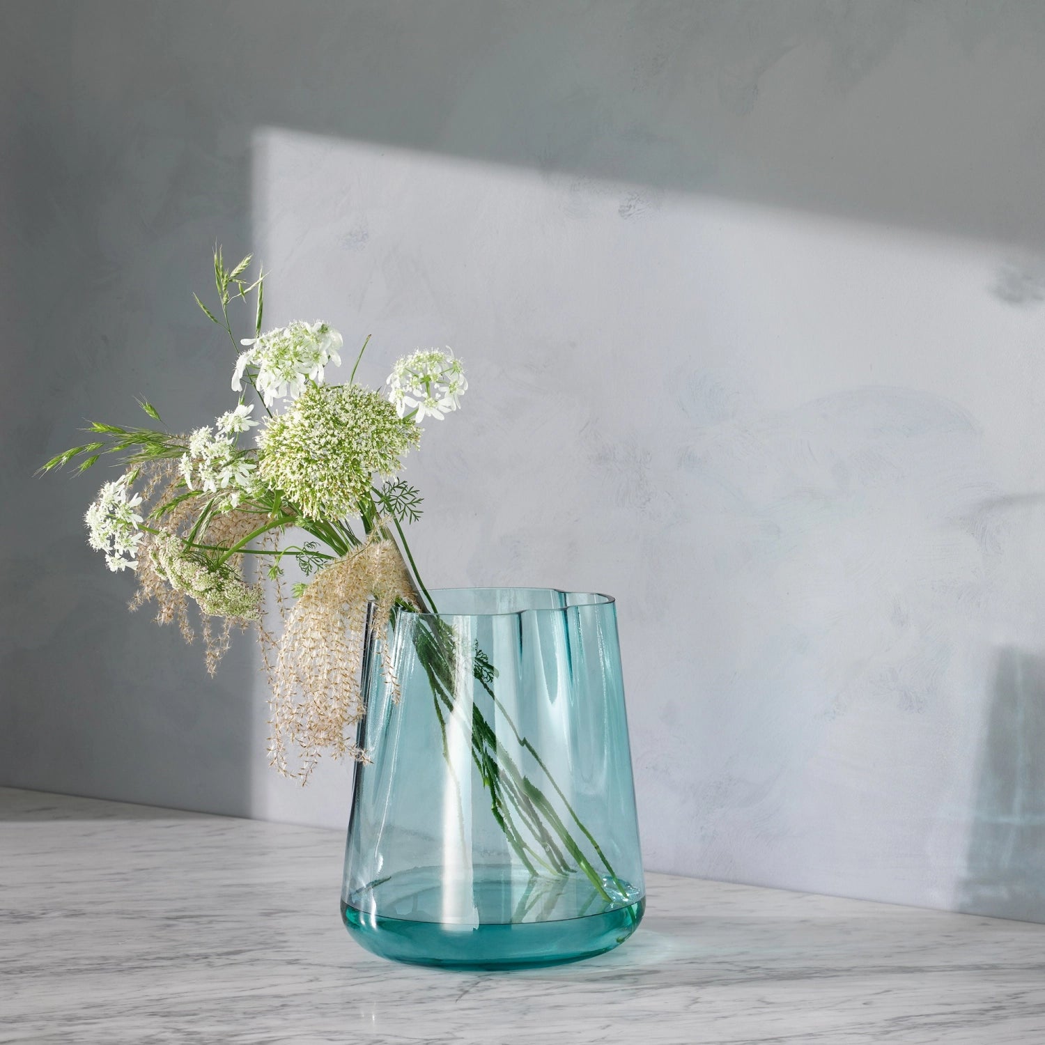 Elegante Lagoon Vase/Laterne in meeresgrün, 24 cm hoch, ideal für stimmungsvolle Beleuchtung und maritime Akzente in jedem Raum.