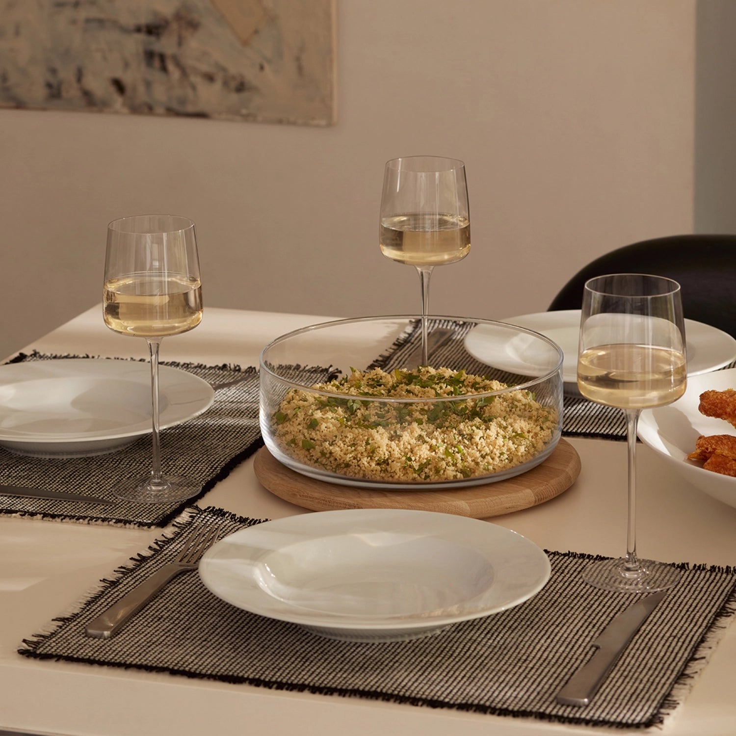 Stilvolles 4er Set klarer Weingläser von LSA, 350ml, perfekt für Weinliebhaber, vereint modernes Design mit Funktionalität für jeden Anlass.