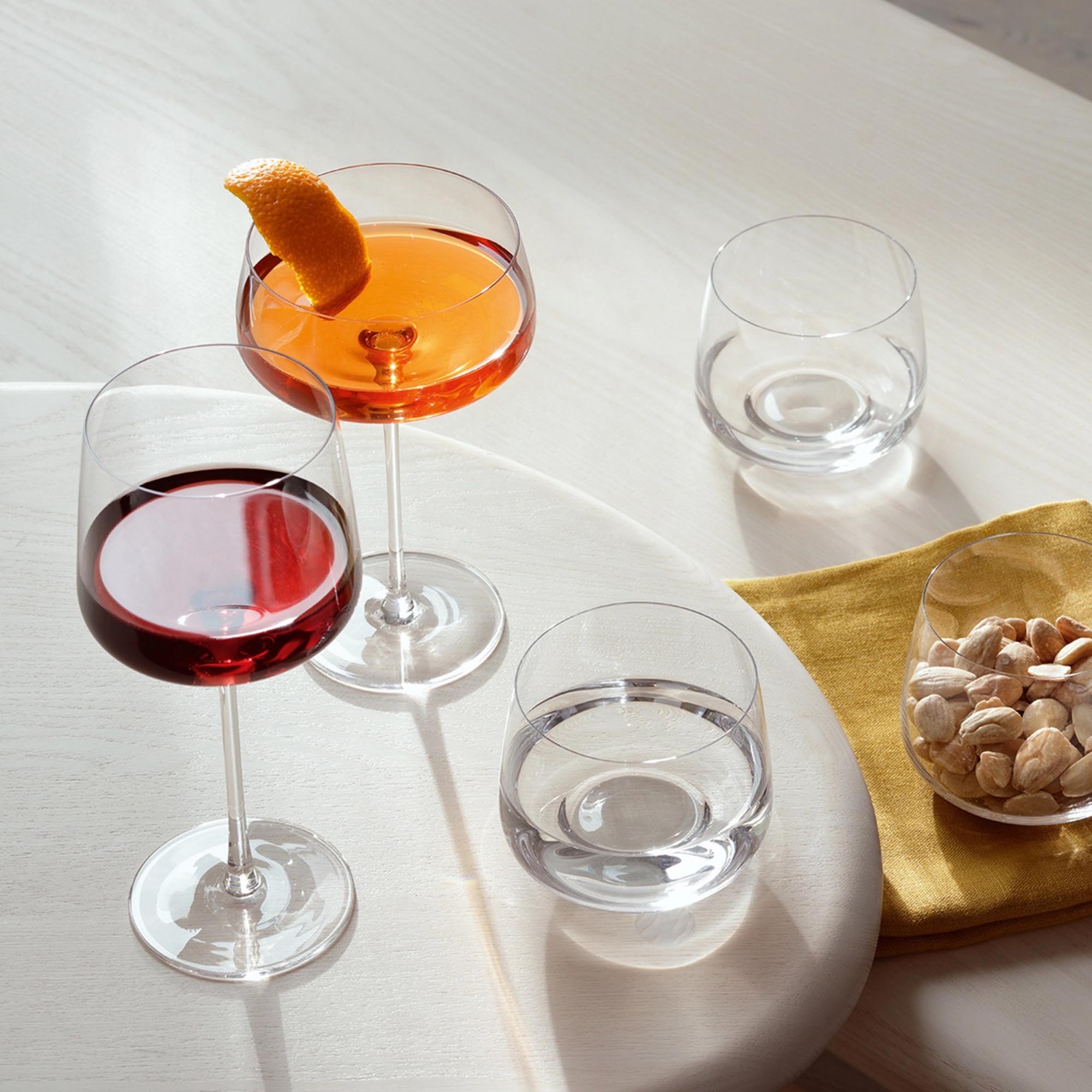 Elegante 300ml LSA Champagnergläser im 4er Set für stilvolle Feiern.