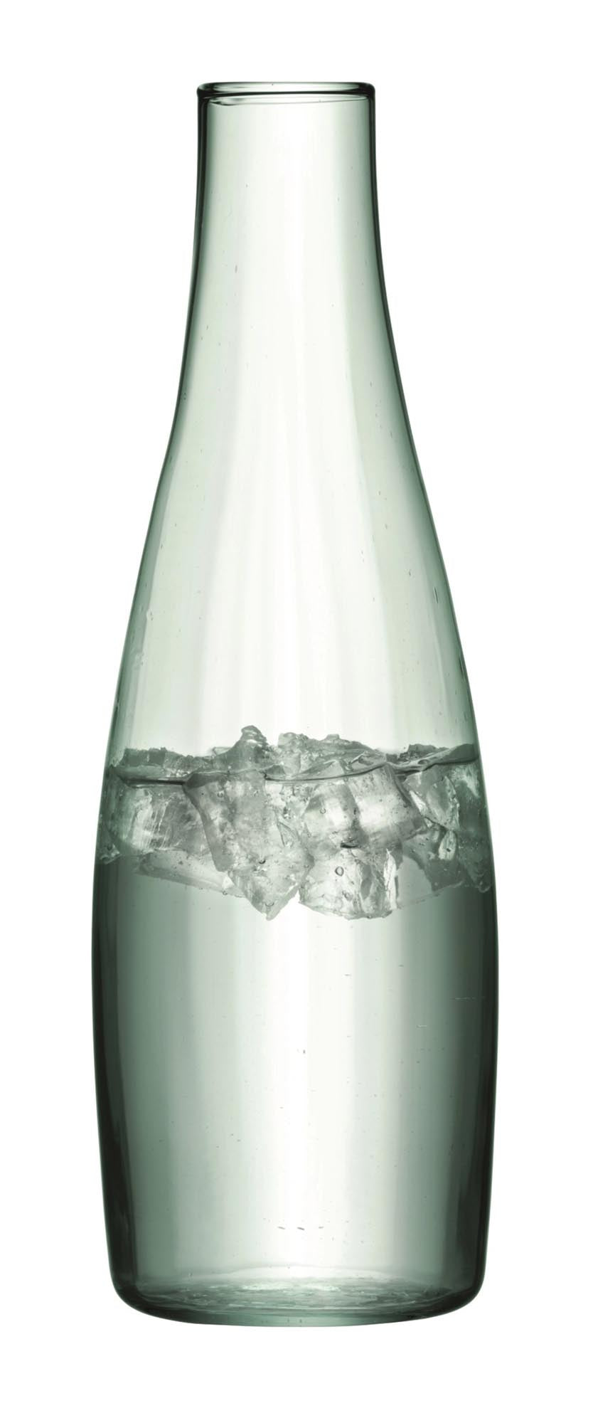 Entdecken Sie die Mia Wasserkaraffe 1.25L von LSA – ein elegantes, nachhaltiges Accessoire aus recyceltem Glas, ideal für erfrischende Getränke.